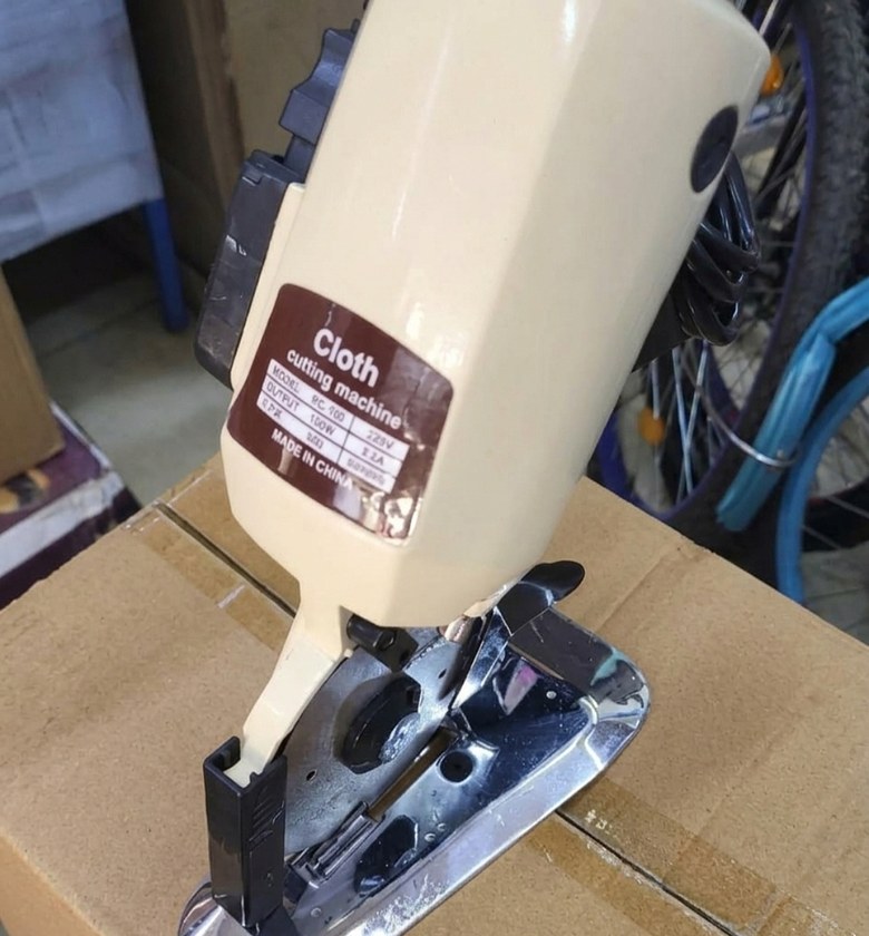 Cloth cutting machine  image