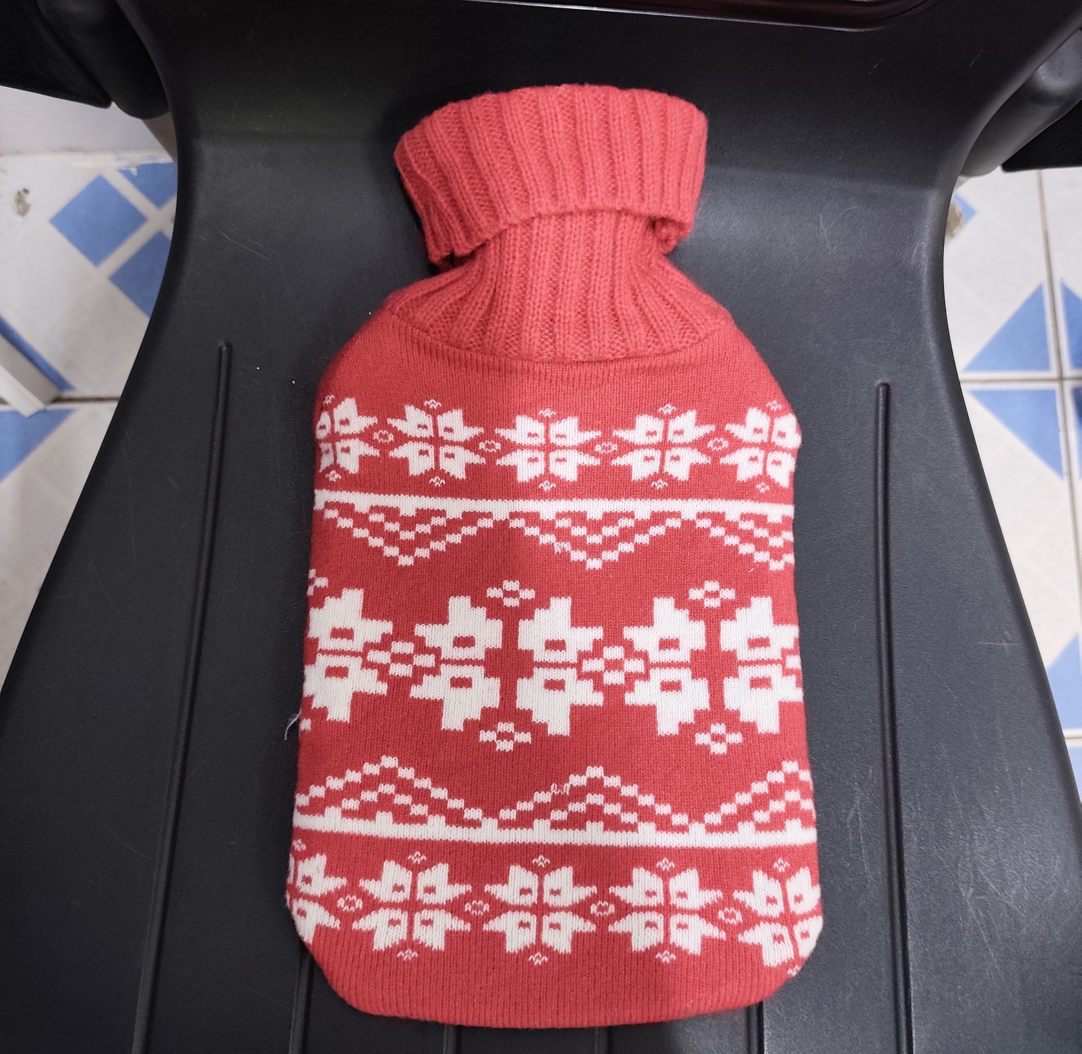 Hot Water Bottle with Removable Knitted Cover - 2L Warm Water Bag image