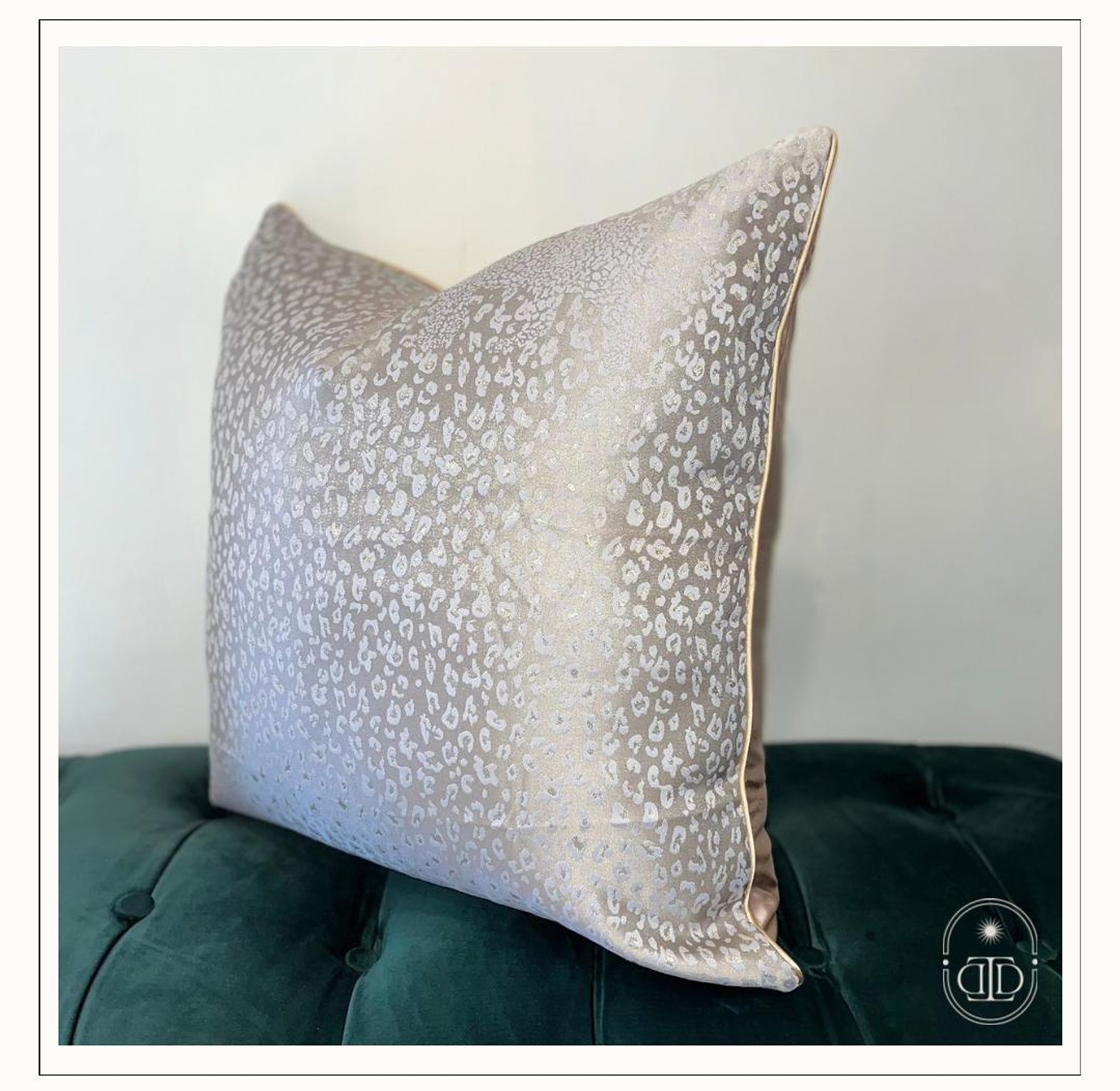 Luxe jacquard cushion cover (light grey and gold cheetah print) image