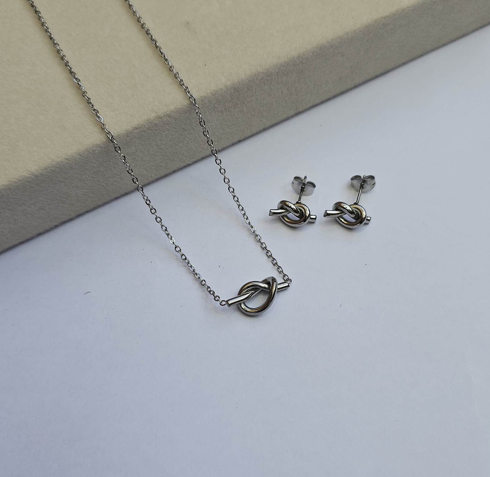 Tie knot set image