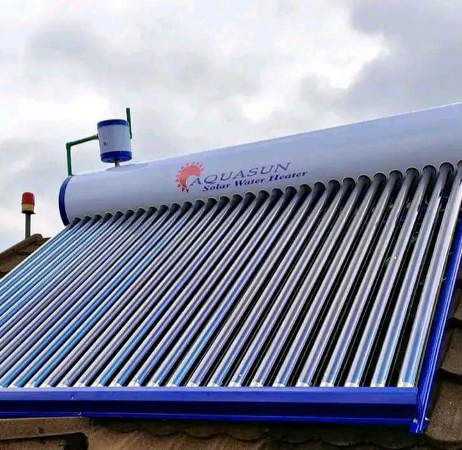 Solar water heater 200litres image