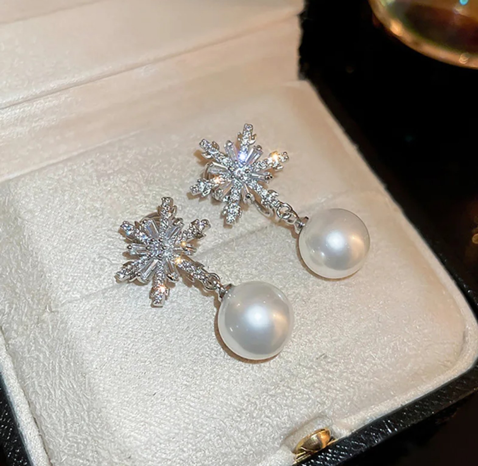 Gold snowflake pearl earrings  image