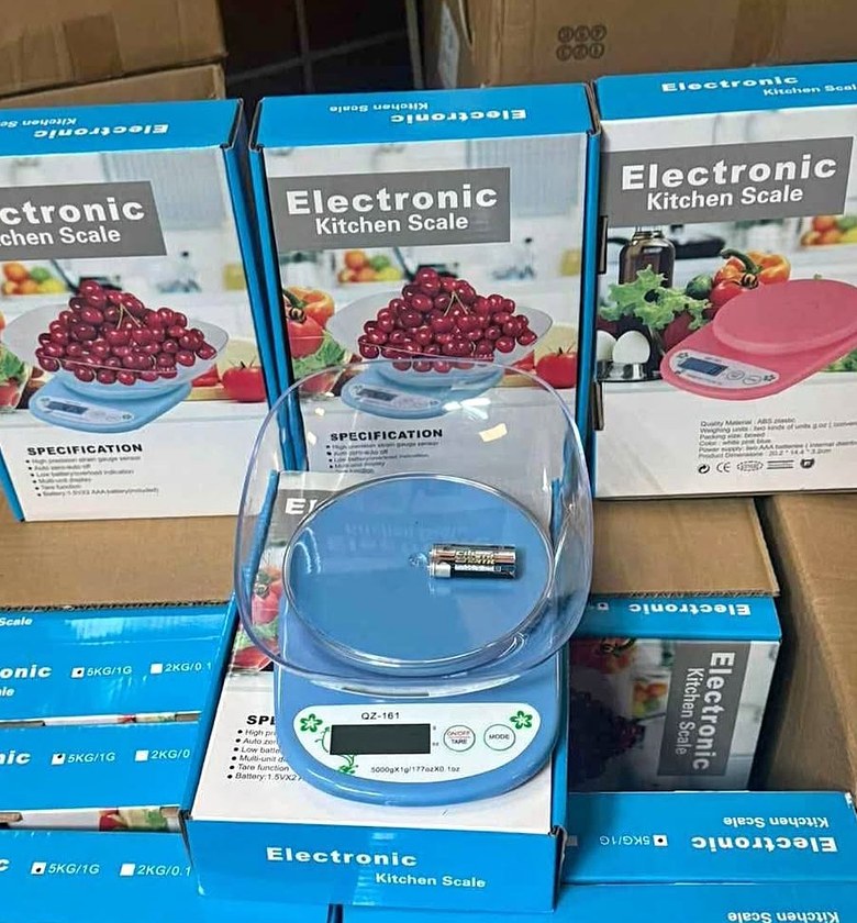 Digital kitchen scale with bowl image