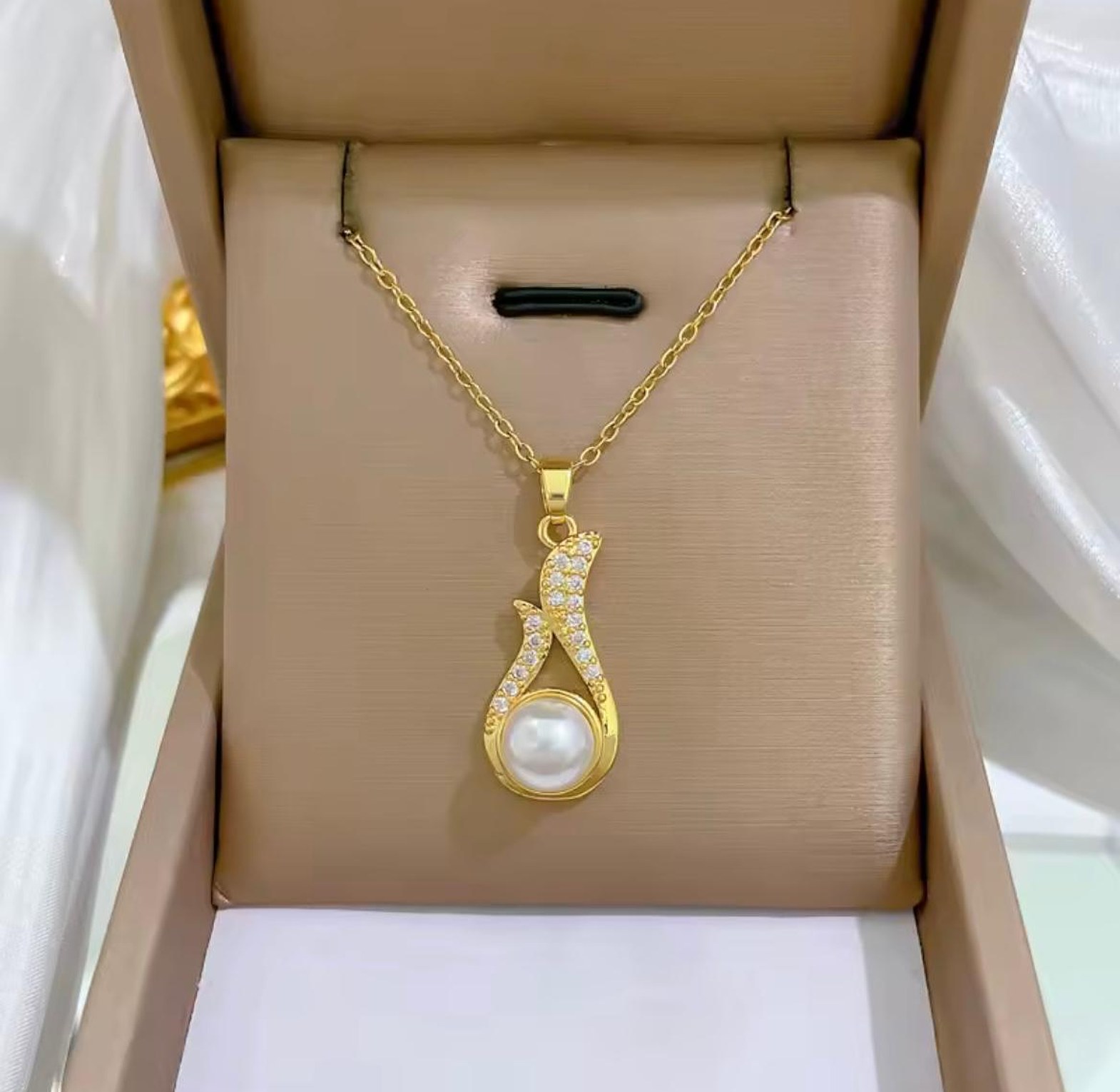 Lumina Marquise Pearl & Pavé Ribbon Set image