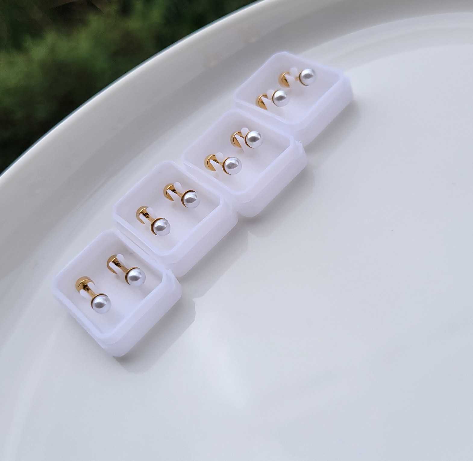 Pearl screw studs image