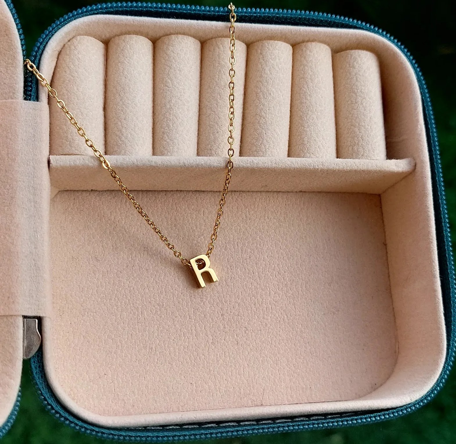 Plain Gold R image