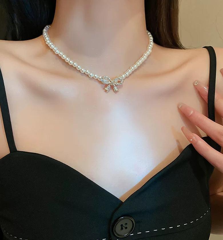 Bow pearl choker image