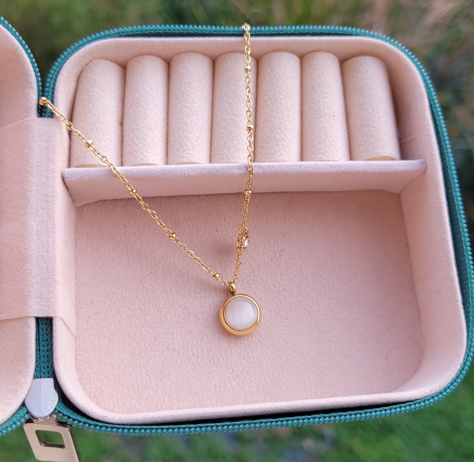 Round white necklace  image