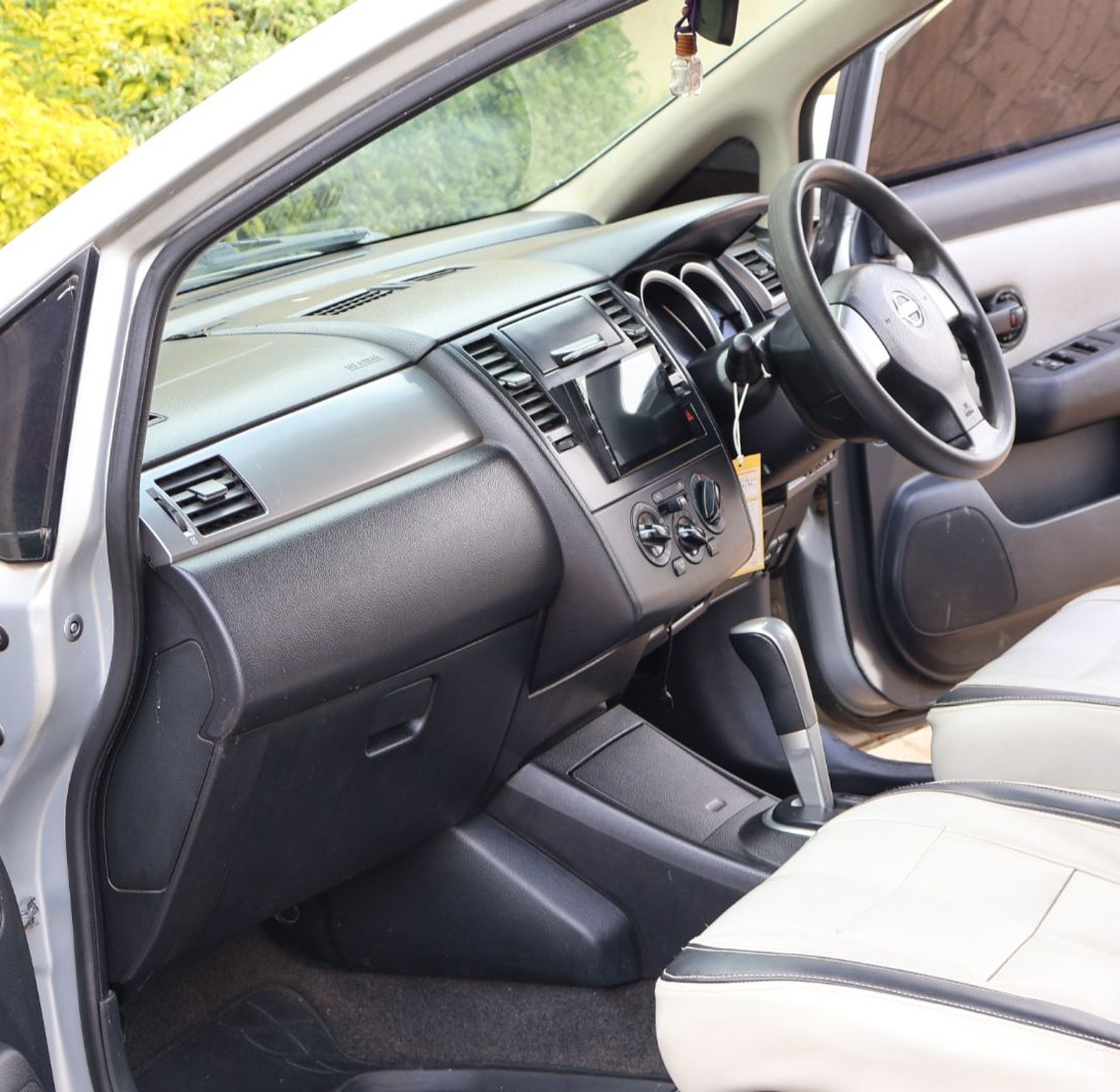 Nissan Tiida Latio KCR, YOM 2011 Model, Automatic, Rating 1500cc image