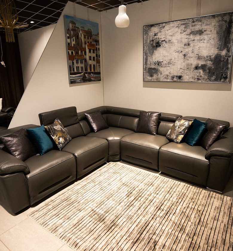 CORNER SOFA WITH 1 ELECTRIC image