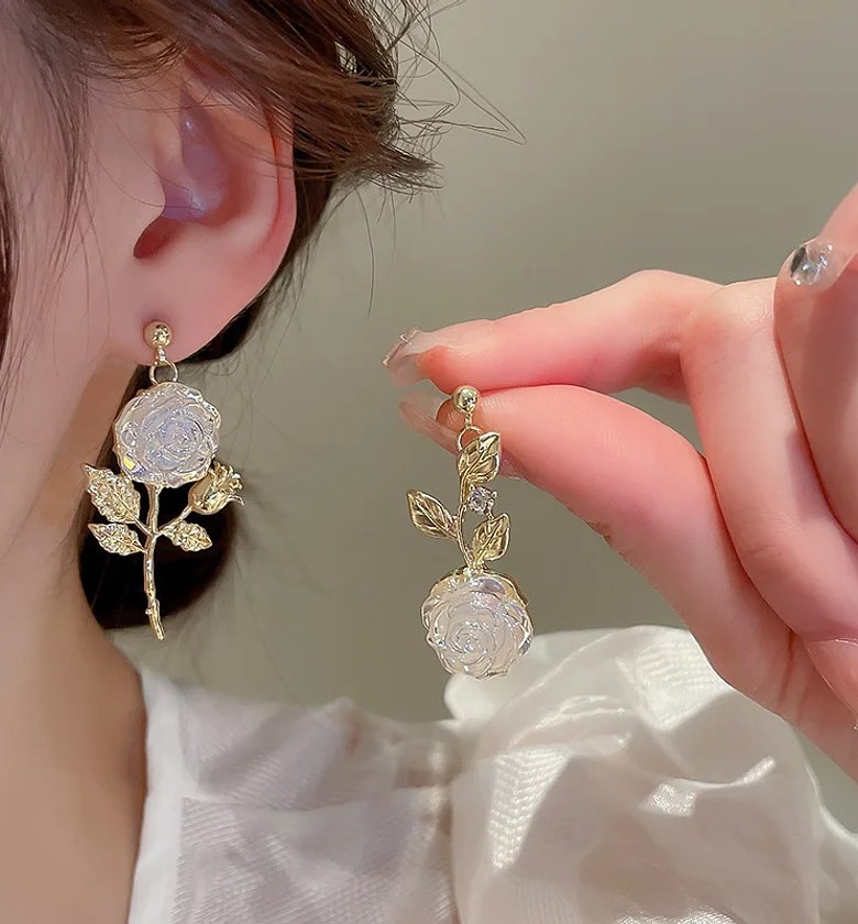 White rose mismatch earrings  image