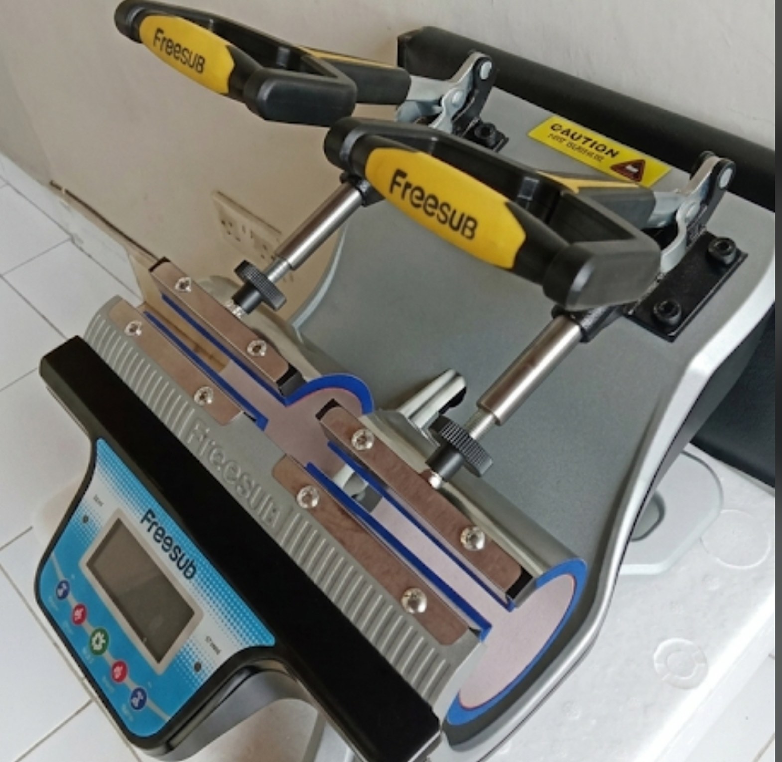 Double mug press  image