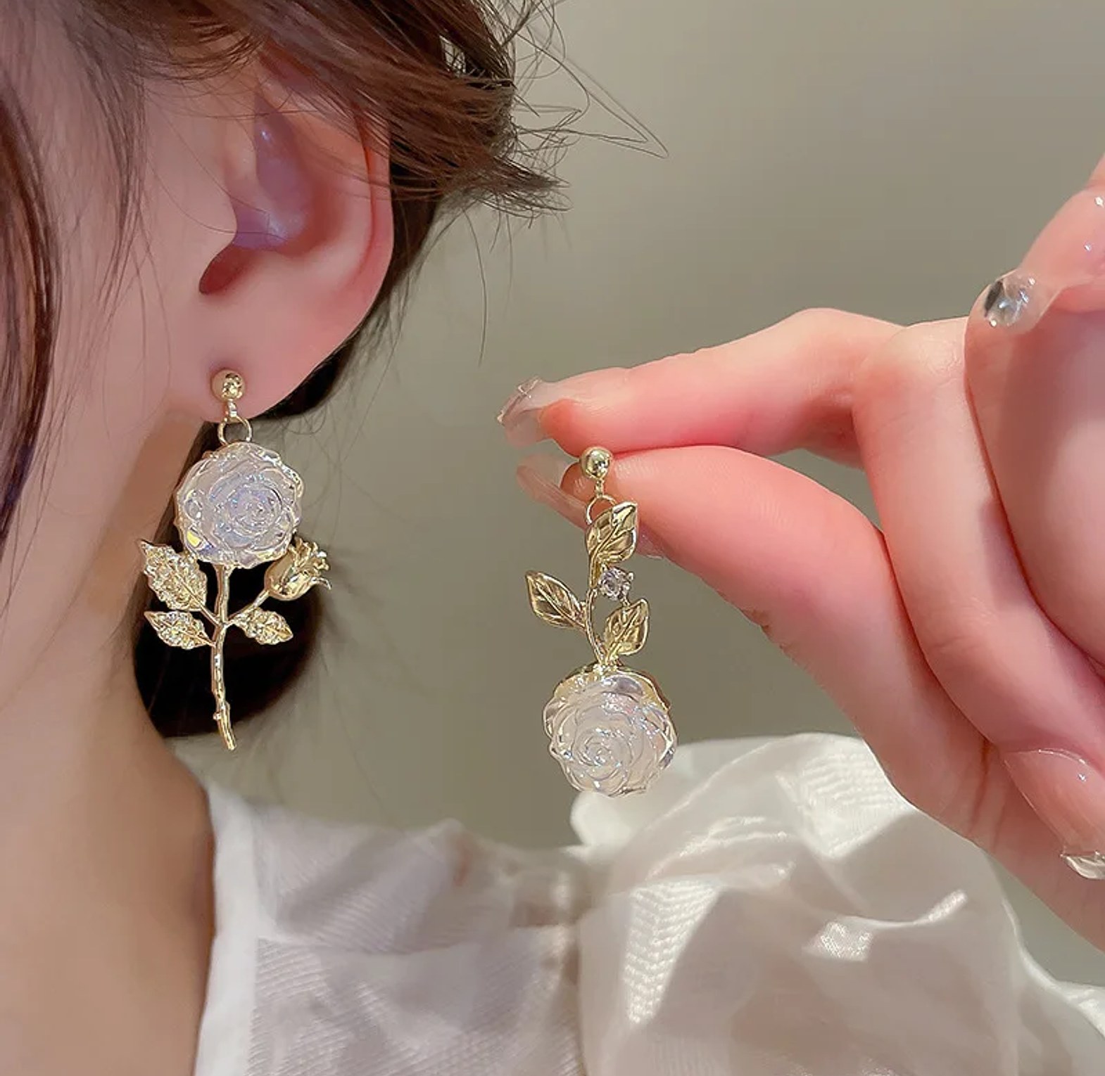 White rose mismatch earrings  image
