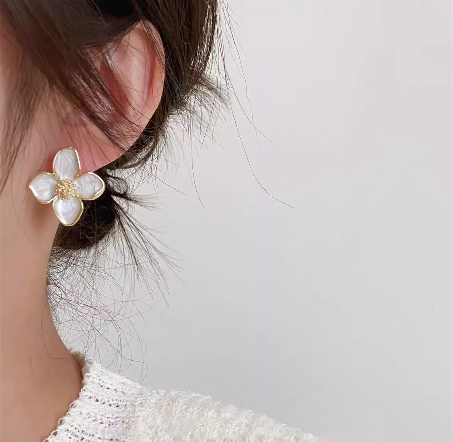 Dainty flower earrings  image