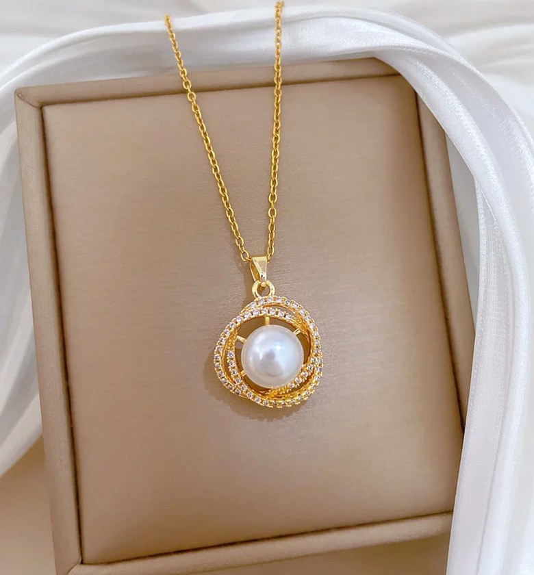 Pearl crystal necklace 1 image