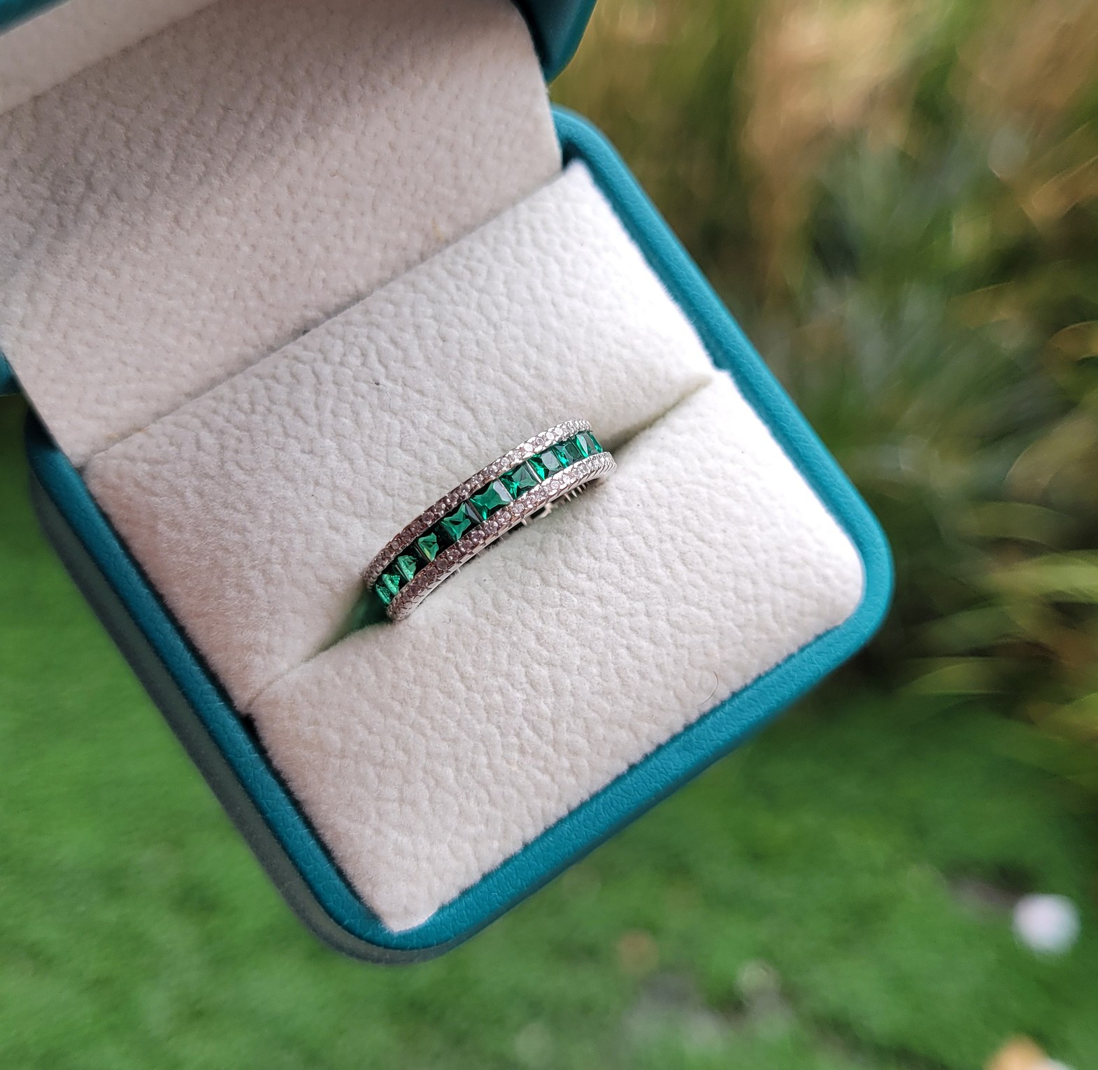 Emerald green ring  image