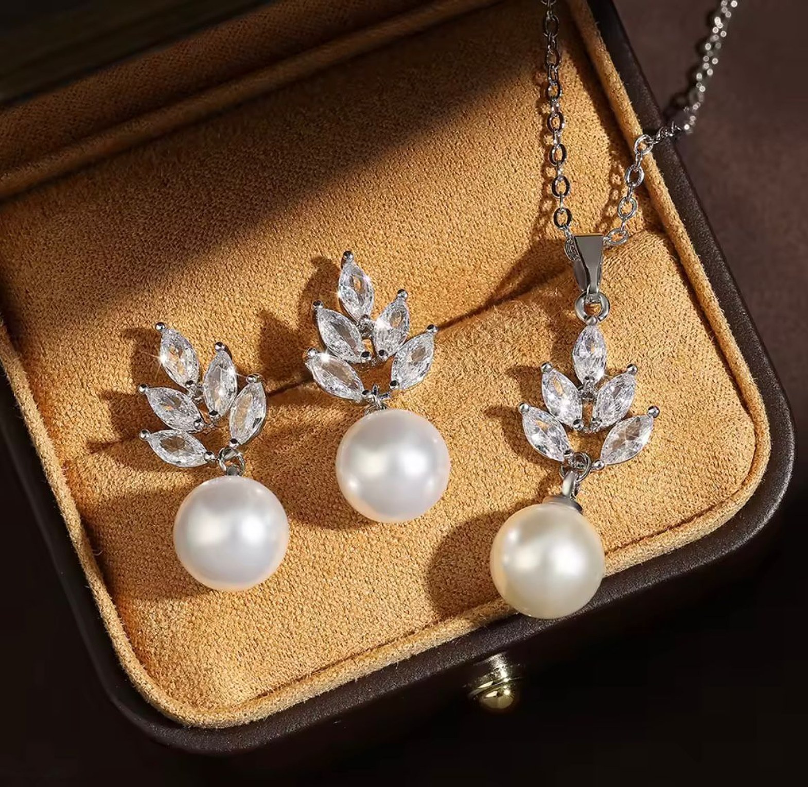 Aura Leaf Pearl Drop Set image