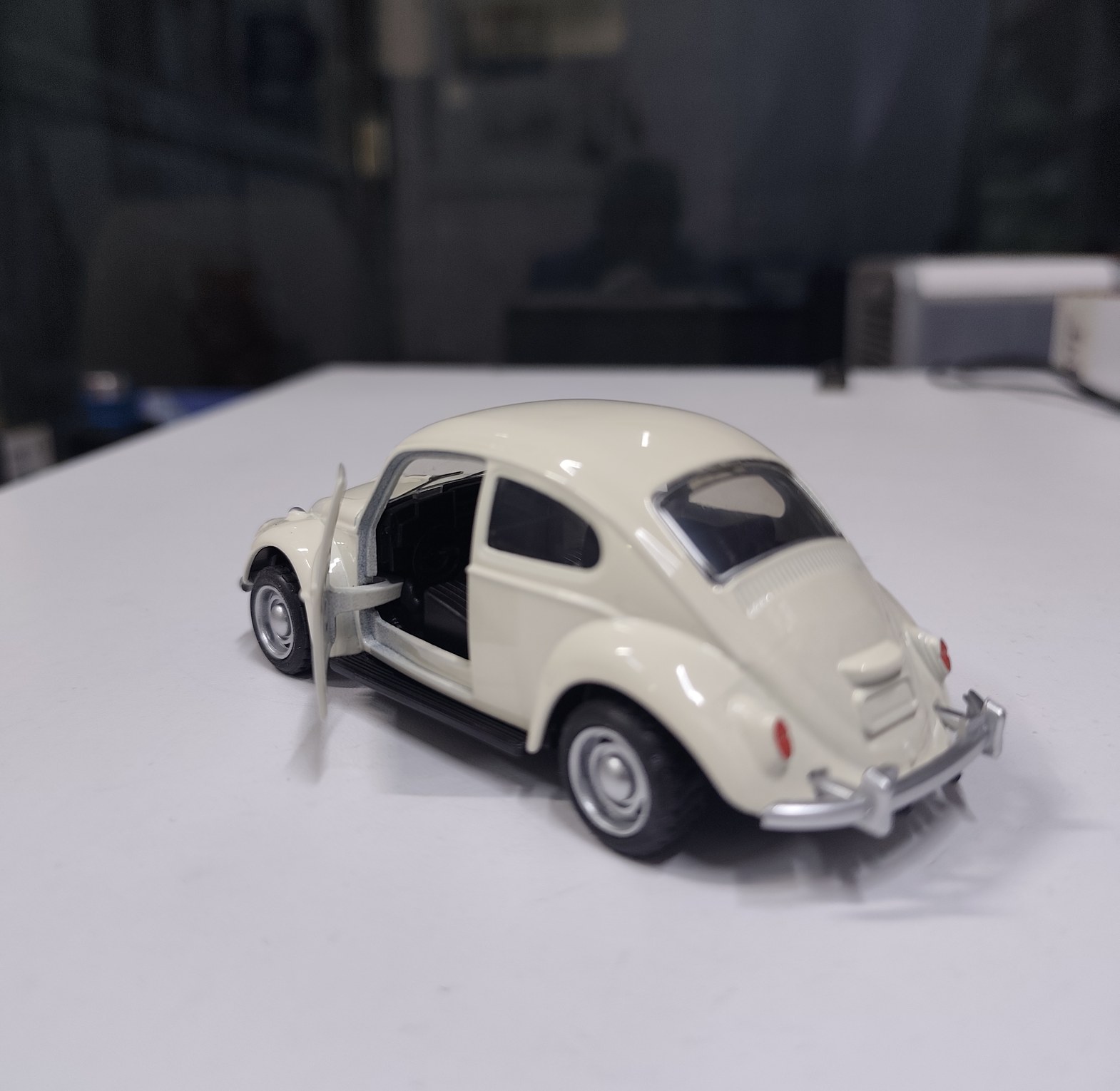 Classic Volkswagen Beetle Diecast Model Car - Vintage VW Bug Metal Toy for Collectors & Kids image