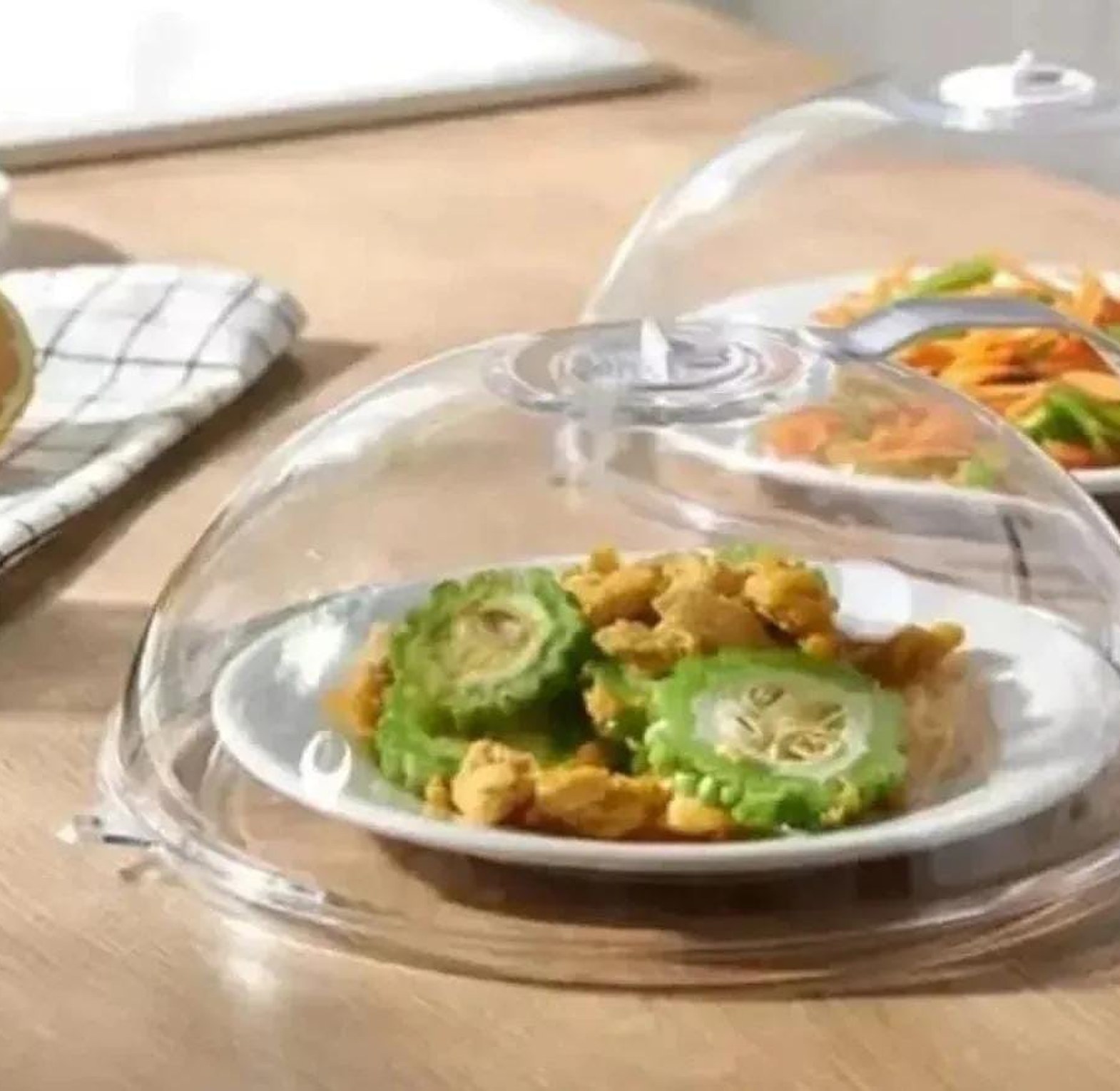 Microwave food  cover with white handle image