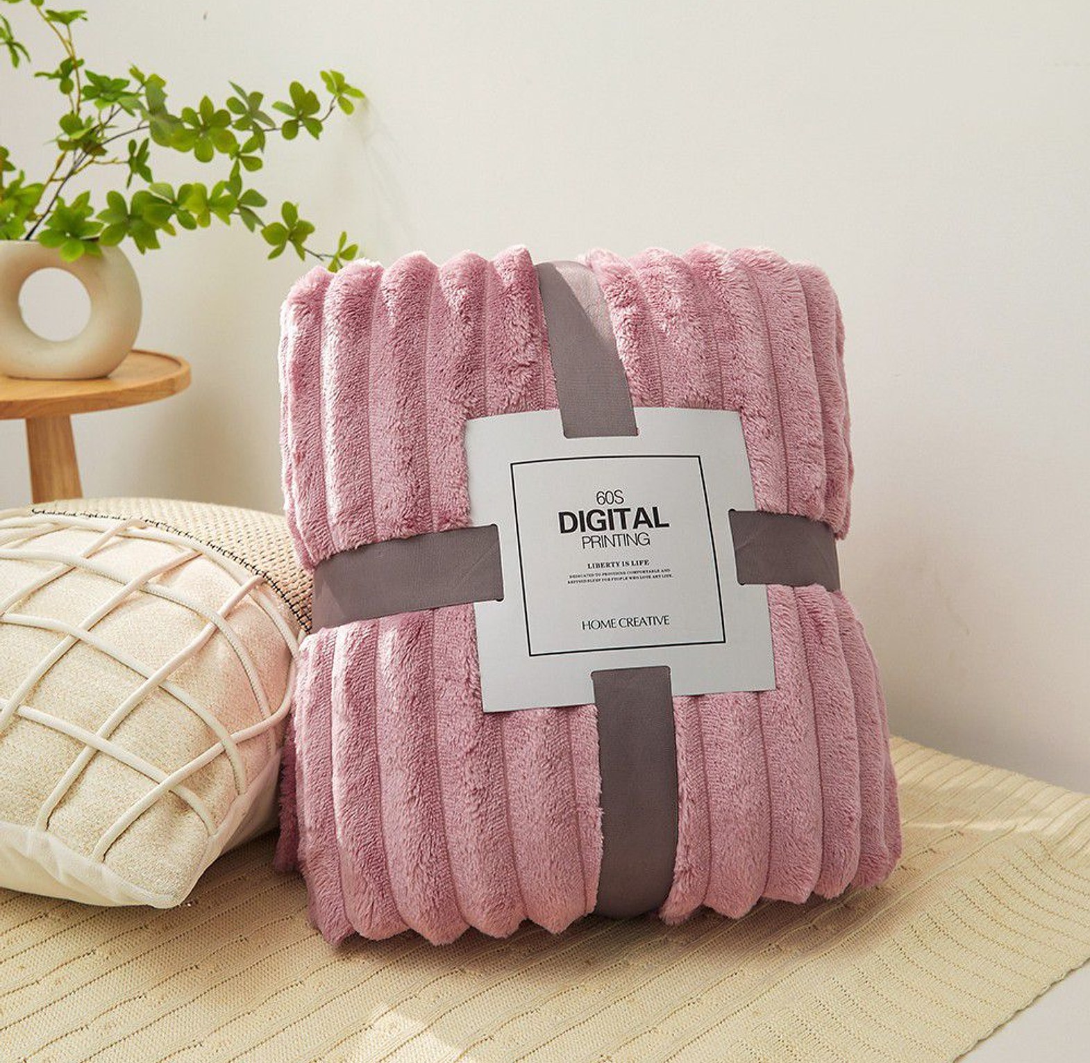 Comfortable Thickened and Warm Soft Plush Throw Blanket Bed Cover image