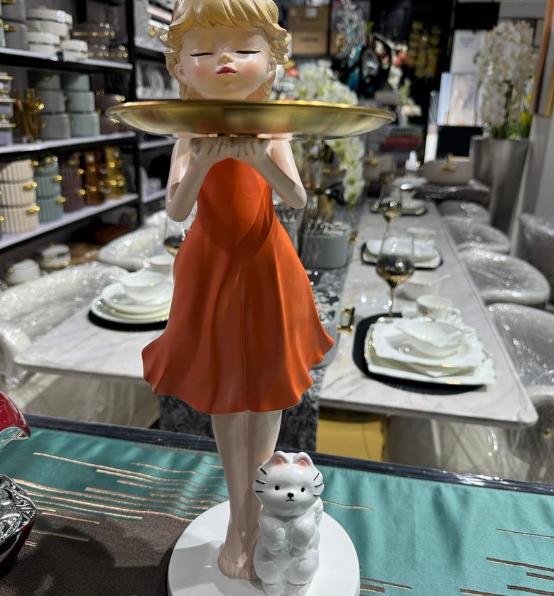 Lady Sculpture Décor image