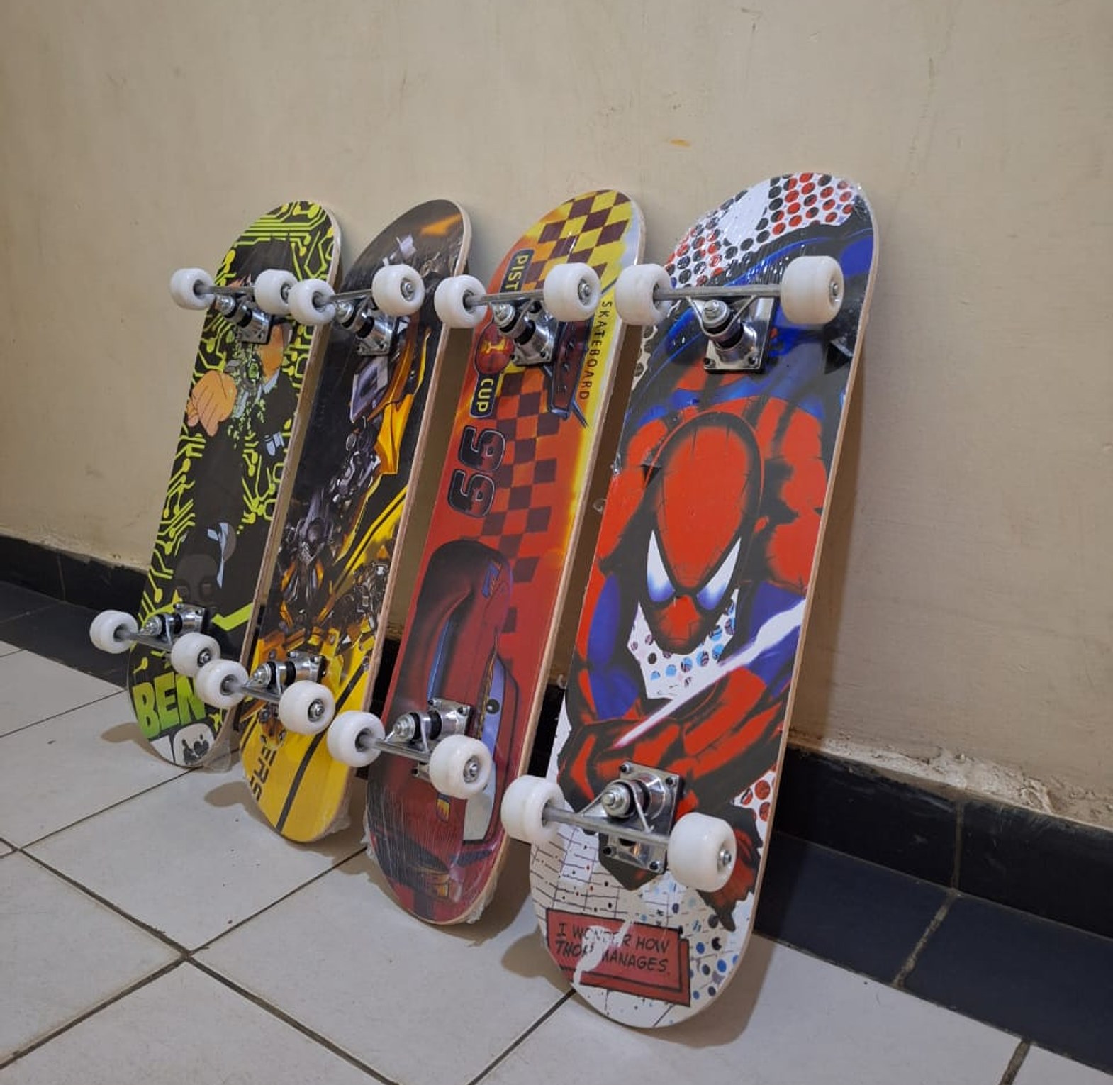 SKATEBOARD. Affordable complete skateboard for both beginners and advanced riders High-rebound image