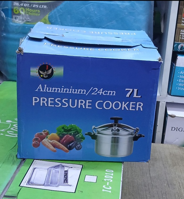 Pressure cooker 7litres image