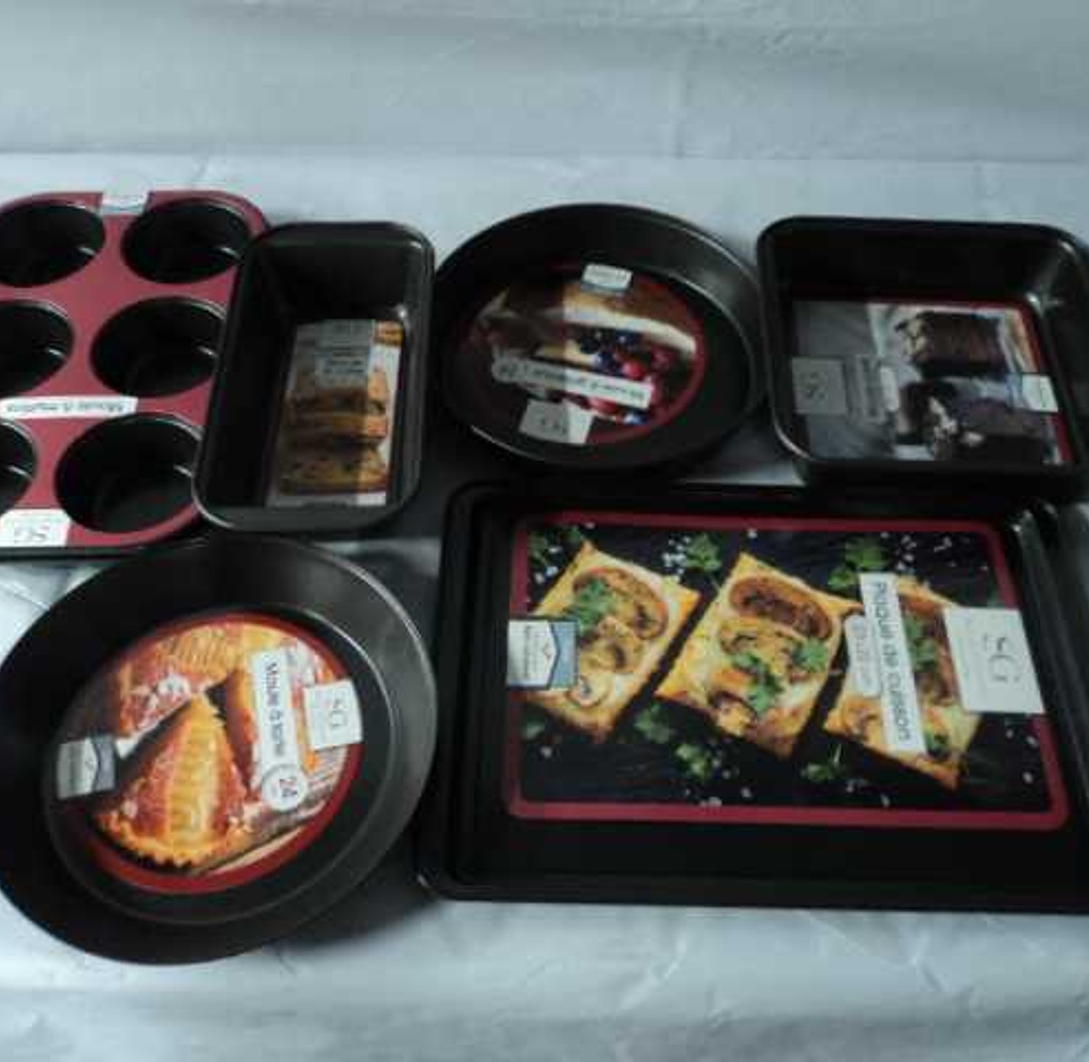 METAL BAKING DISH DISPLAY image