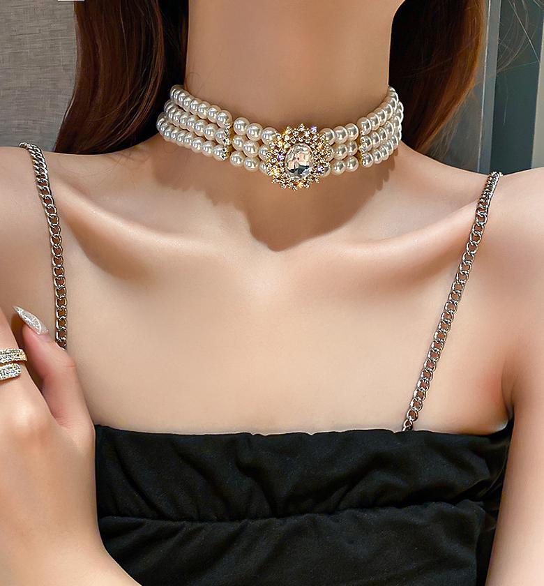 Pearl chunky choker image