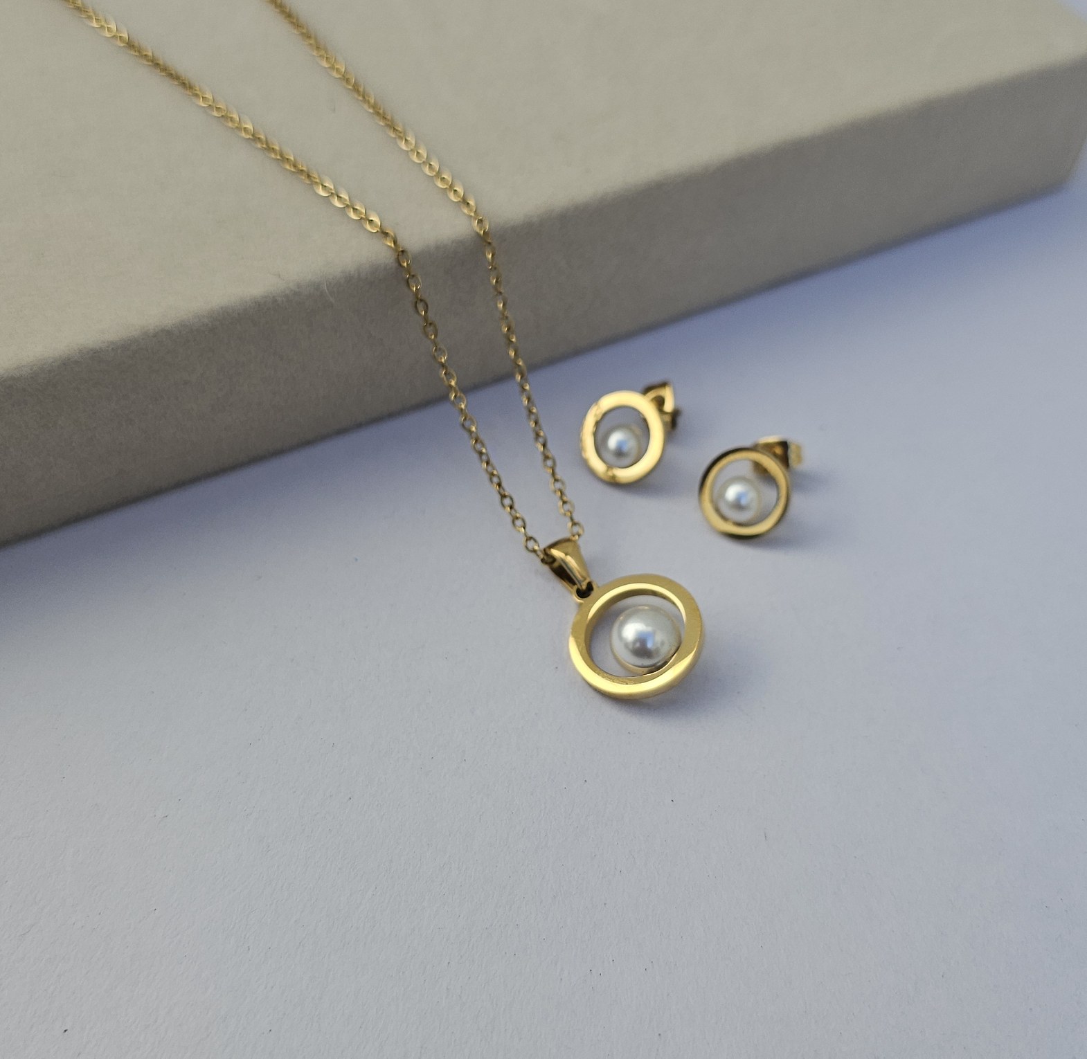 Regina pearl set image