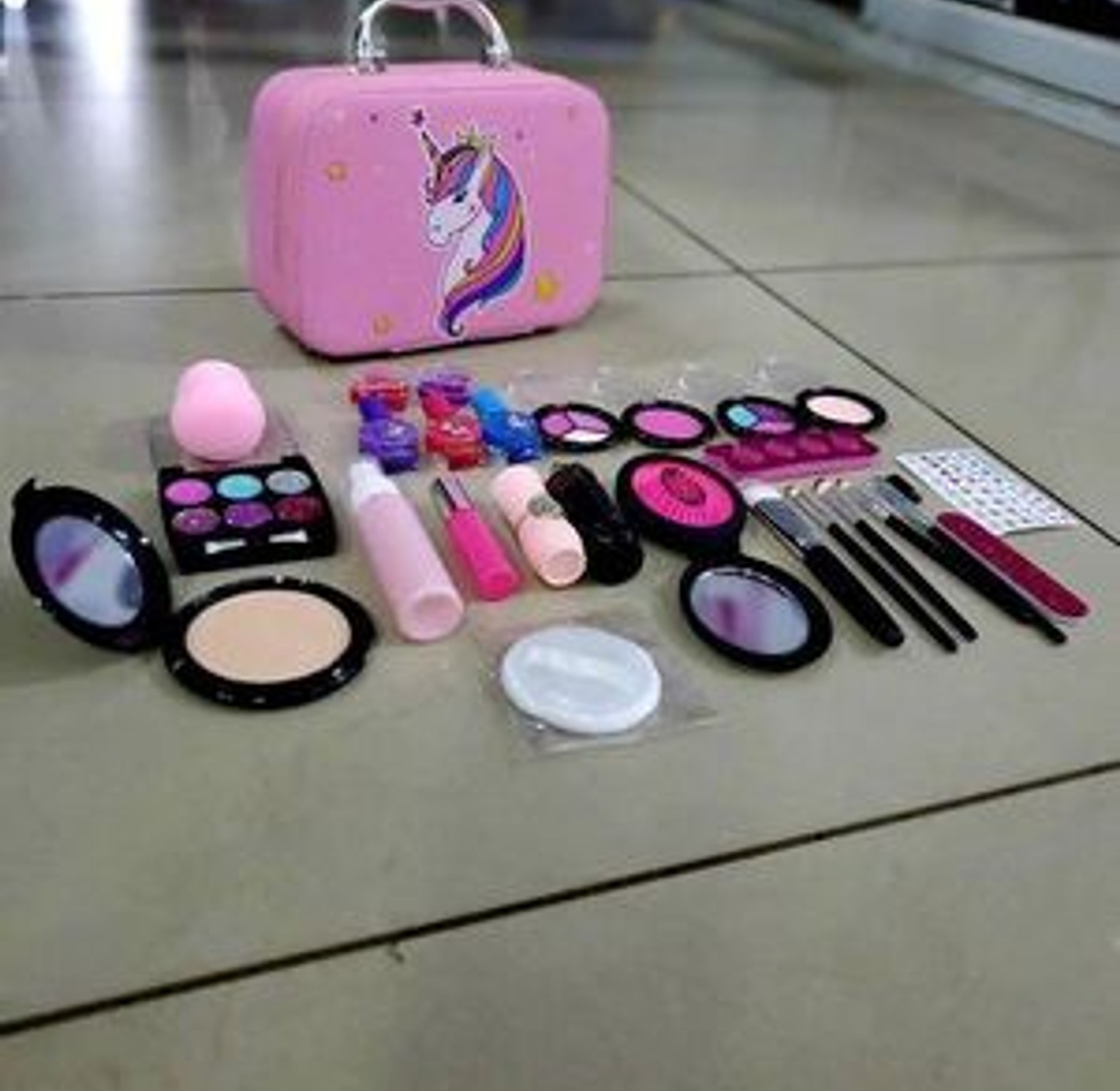 Unicorn Kids Real Makeup Kit.  image
