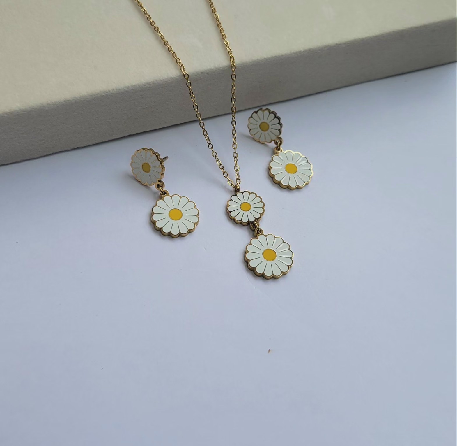 Daisy flower set image