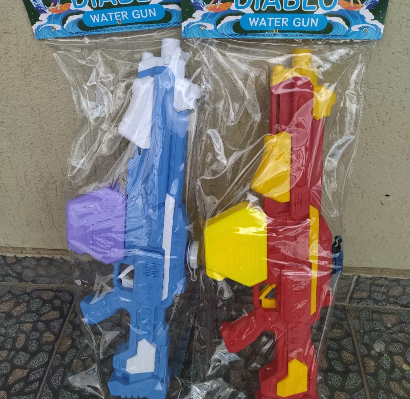 Blue/Red High Water Soakers 800ML Capacity Large Range Water Soakers image