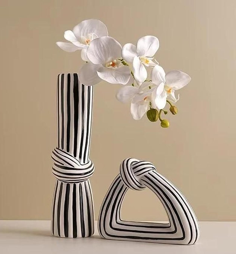 Monochrome knot vase image