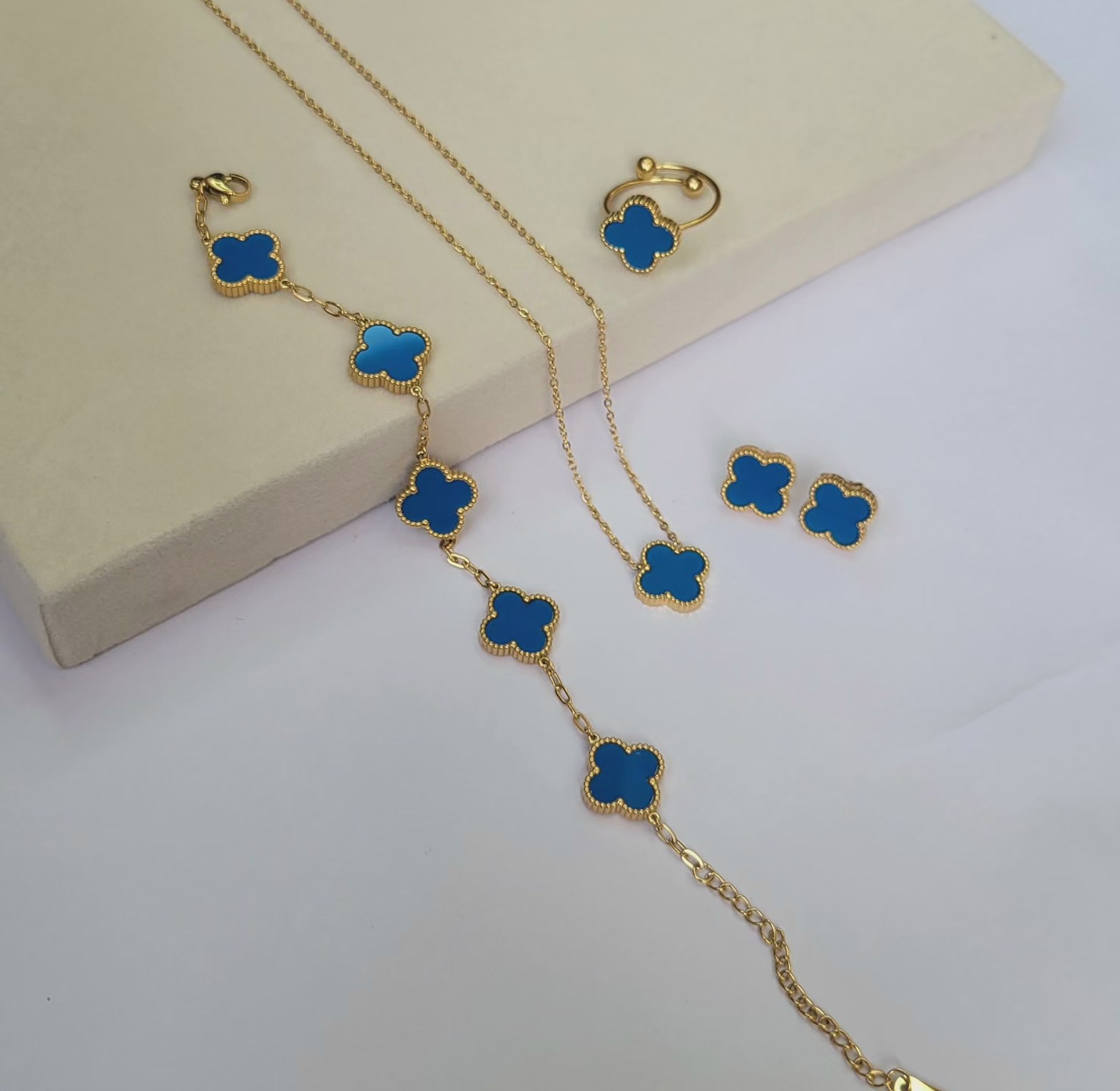 Clover leaf sets  image