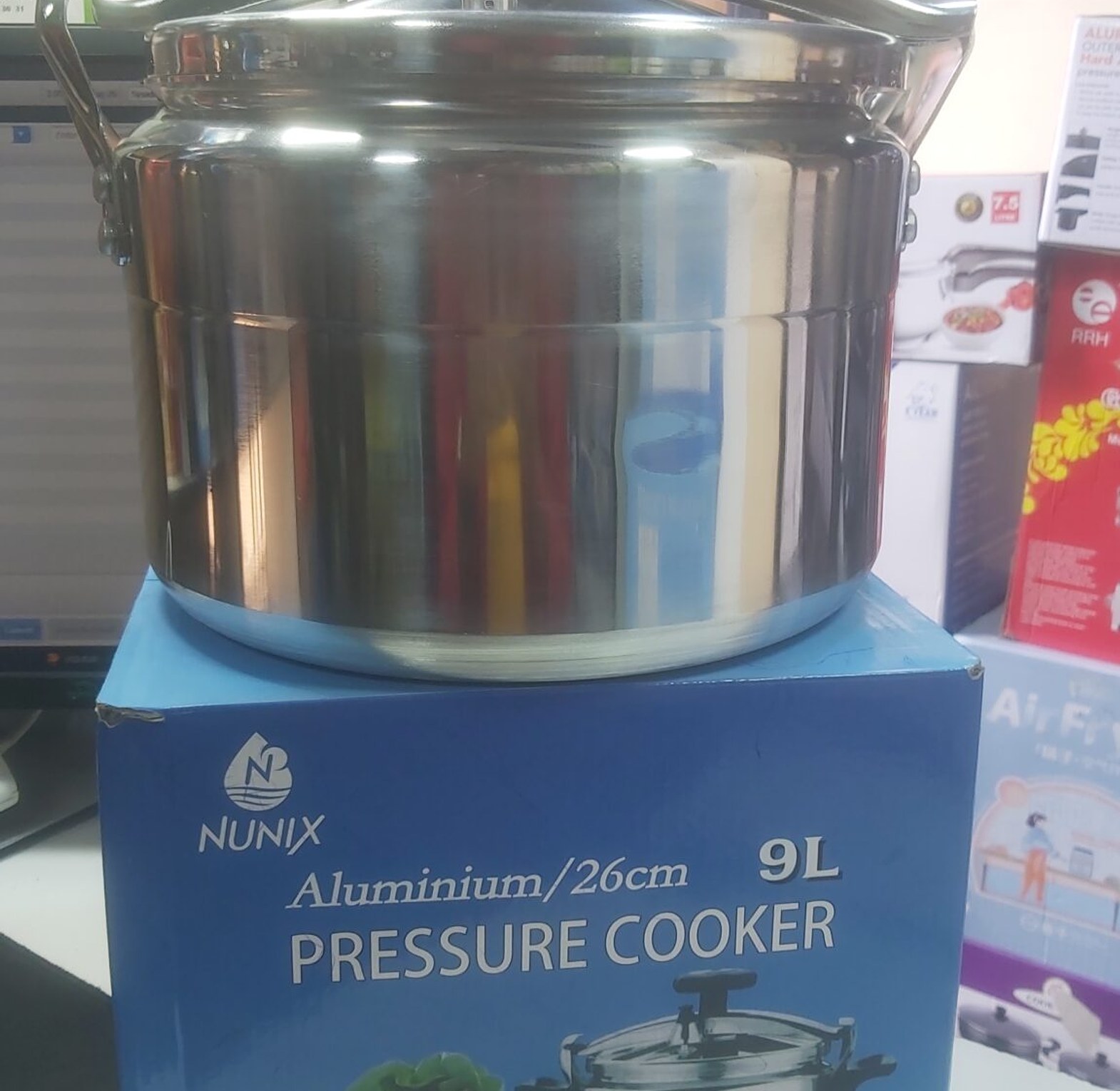 9L pressure cooker image