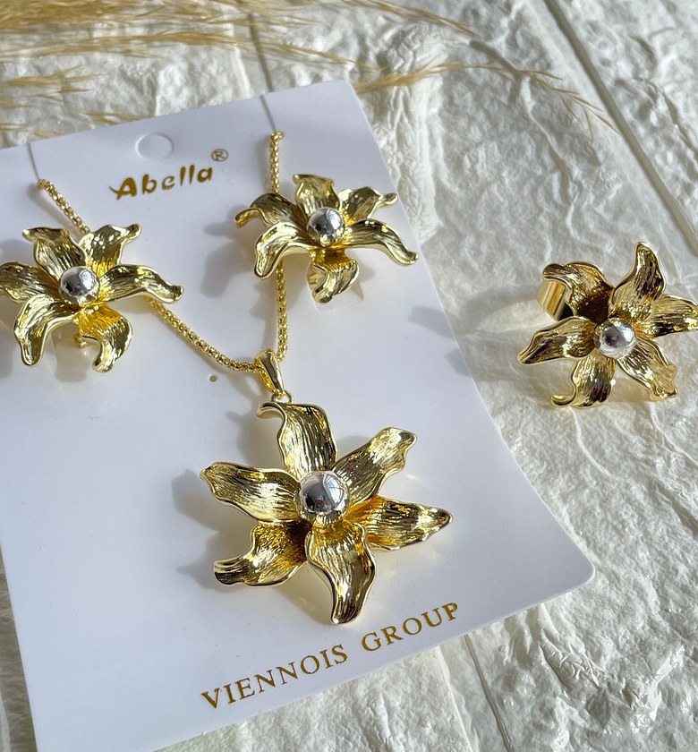 Earrings 01 image