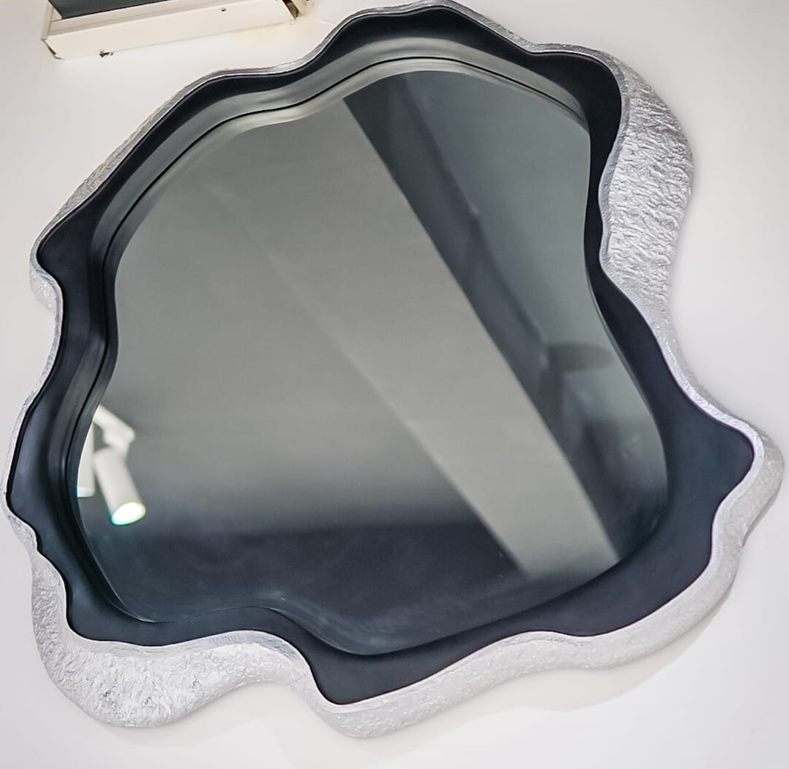 Mirrors image