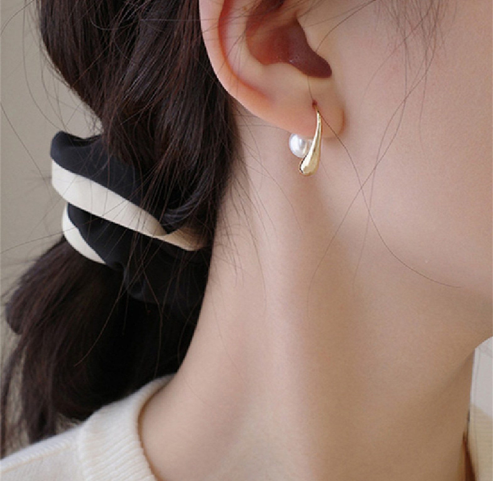 Pearl reversible earrings  image