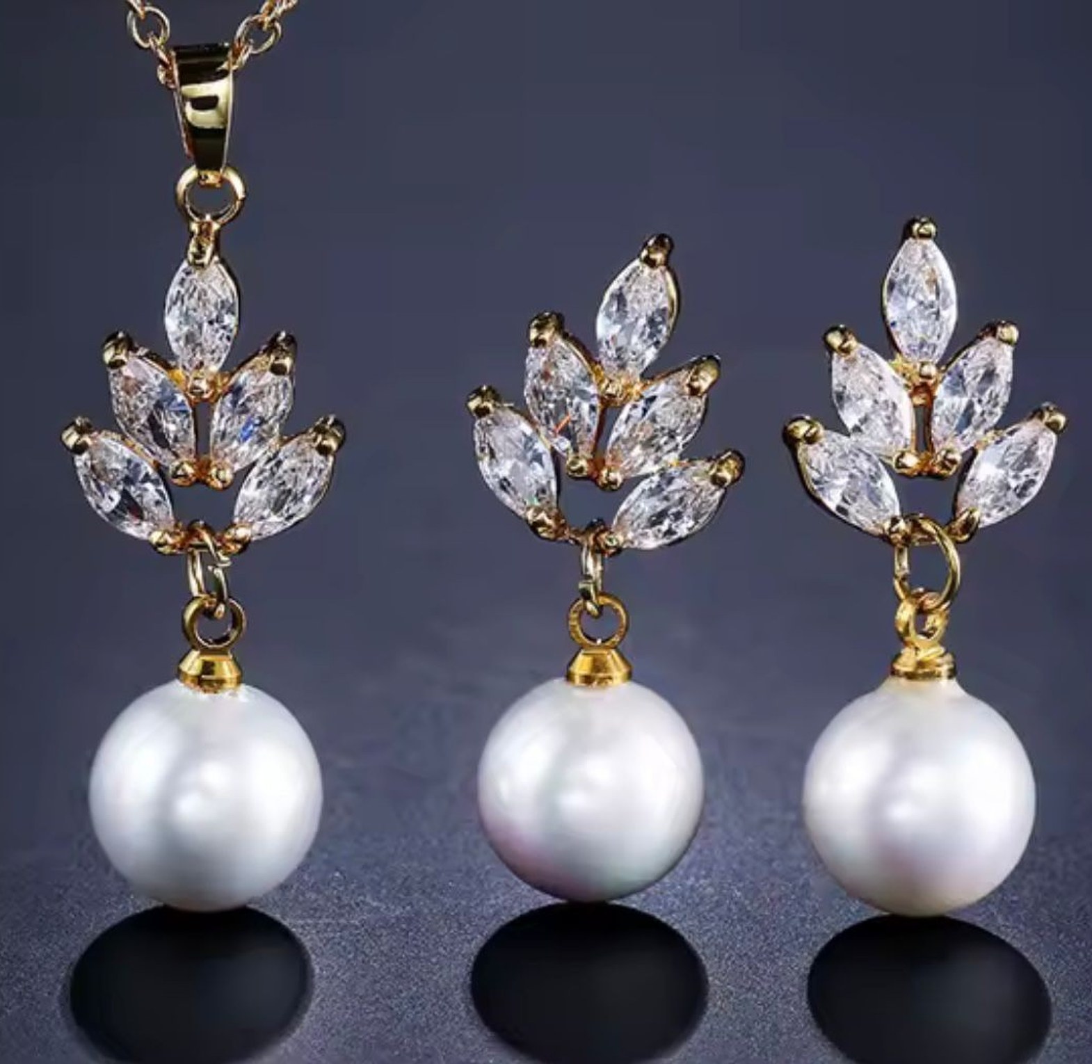 Aura Leaf Pearl Drop Set image