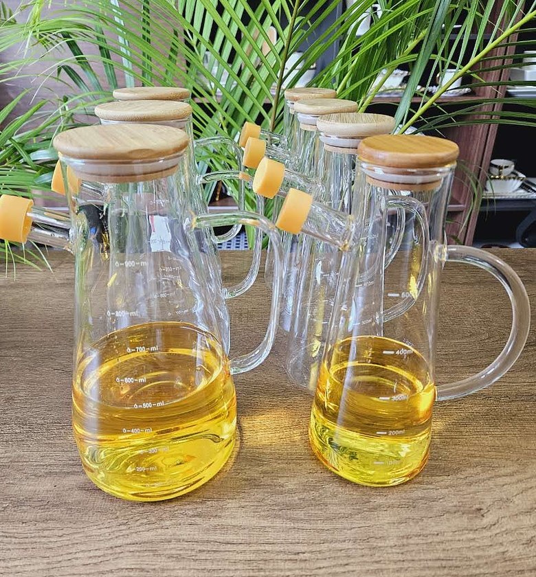 1 Pc 580ml Glass Oil/Vinegar/Soy Sauce Jar With Bamboo Lid & Measuring Scale image