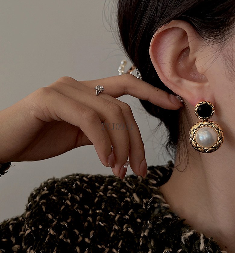 White & black pearl drop earrings  image
