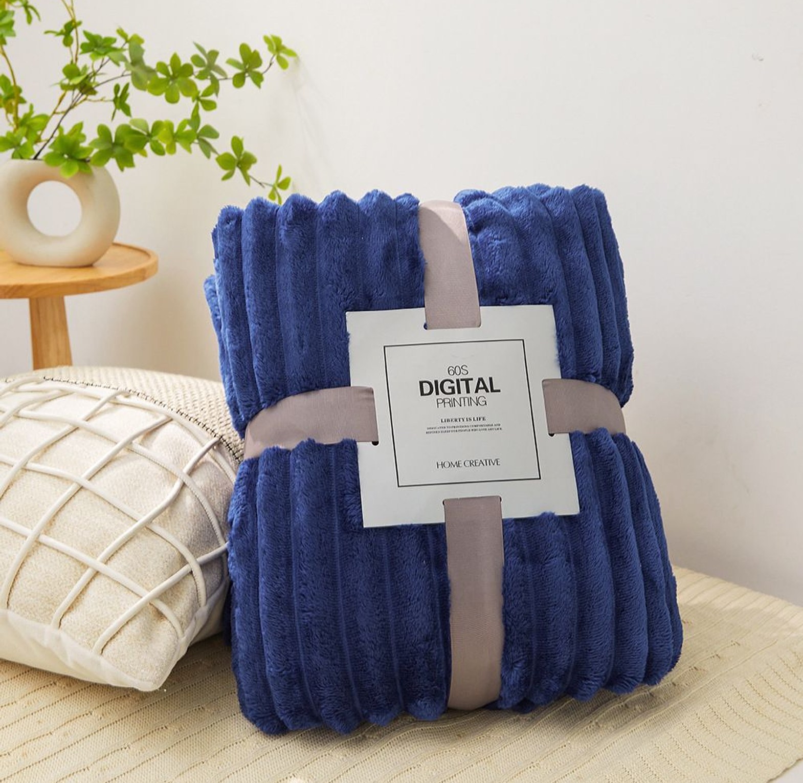 Comfortable Thickened and Warm Soft Plush Throw Blanket Bed Cover image