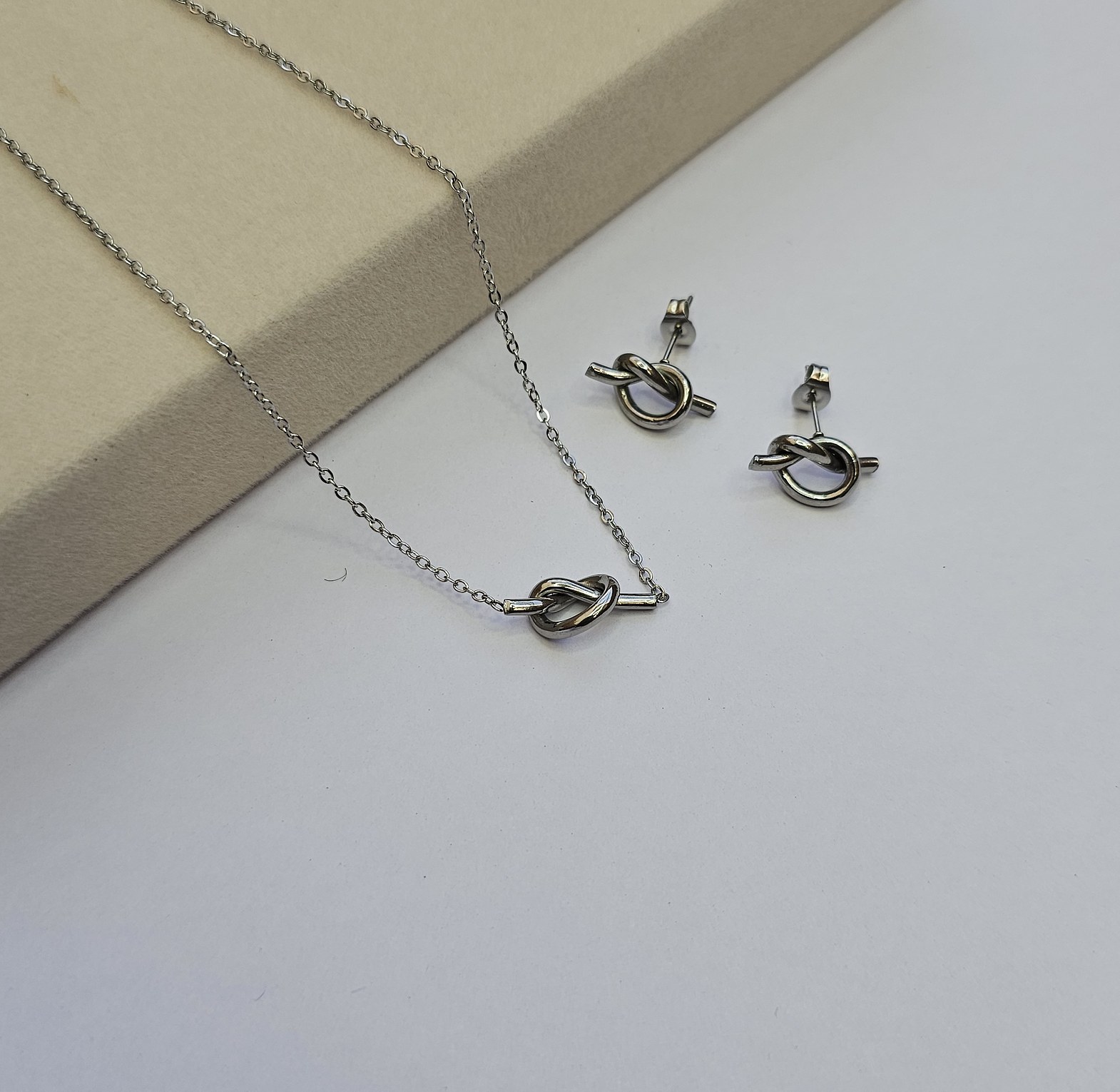Tie knot set image