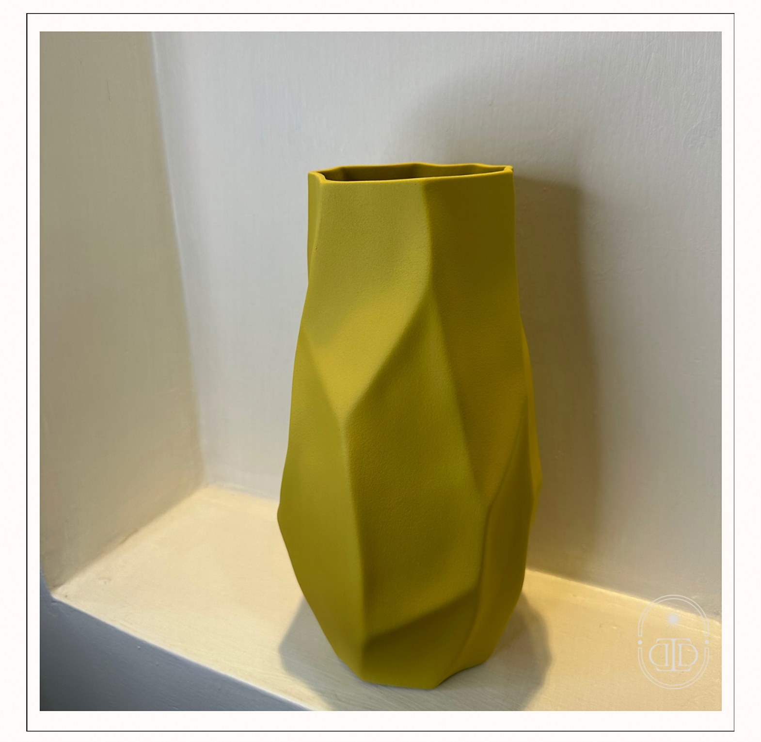 Irregular shape flower vase (matte finish) image