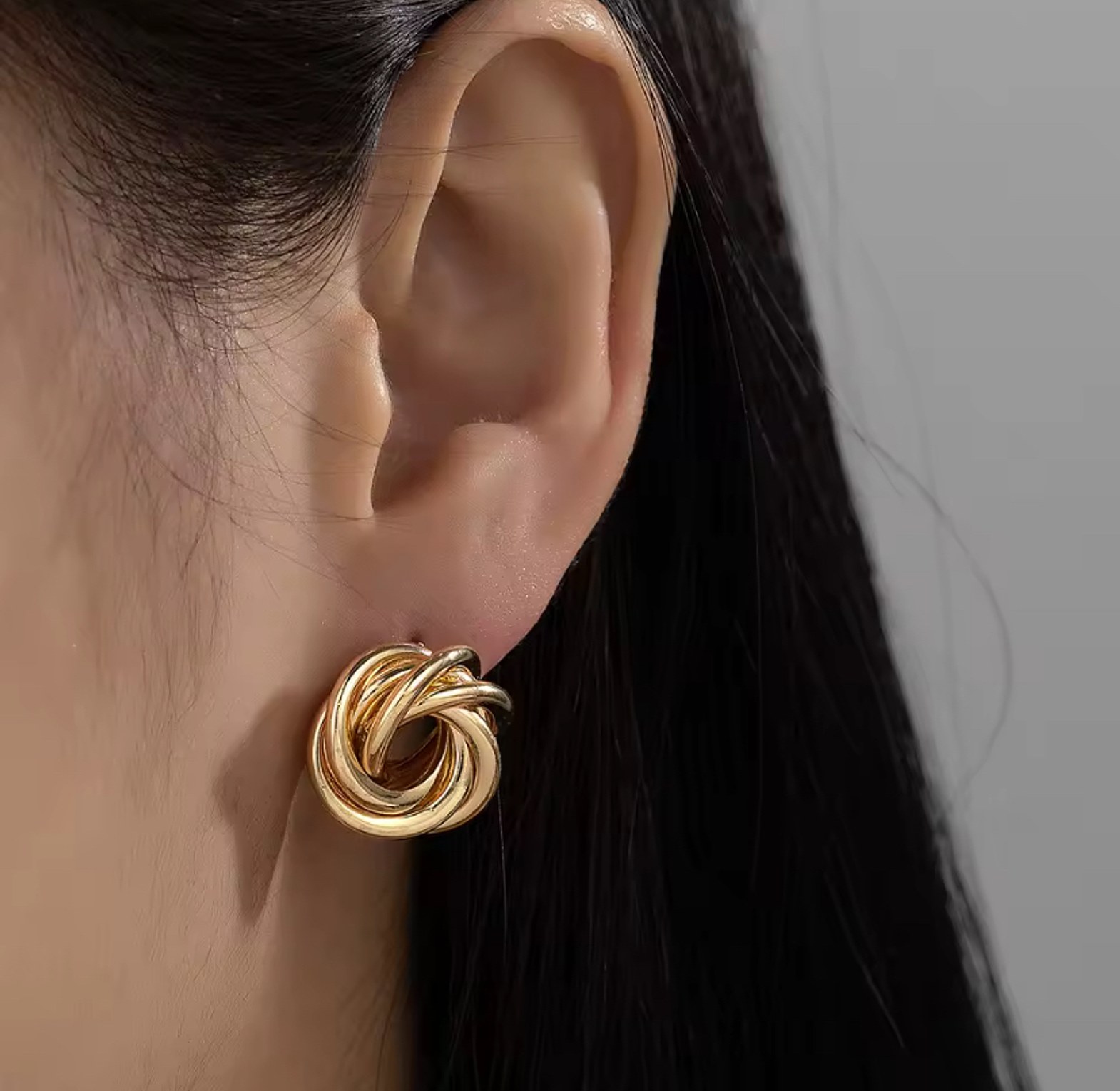 Elegant gold earrings  image