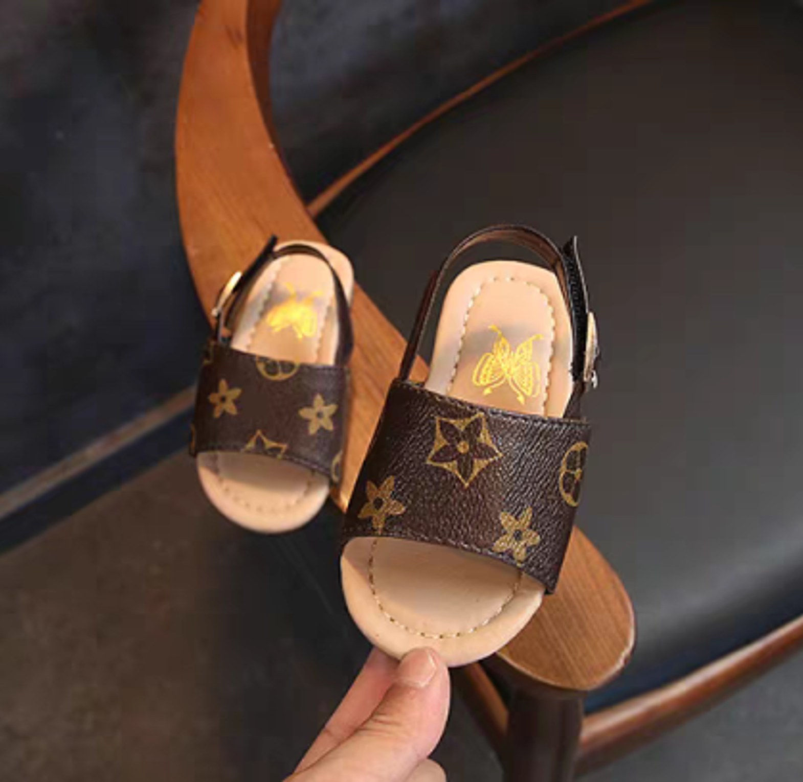 kids sandals brown with star image
