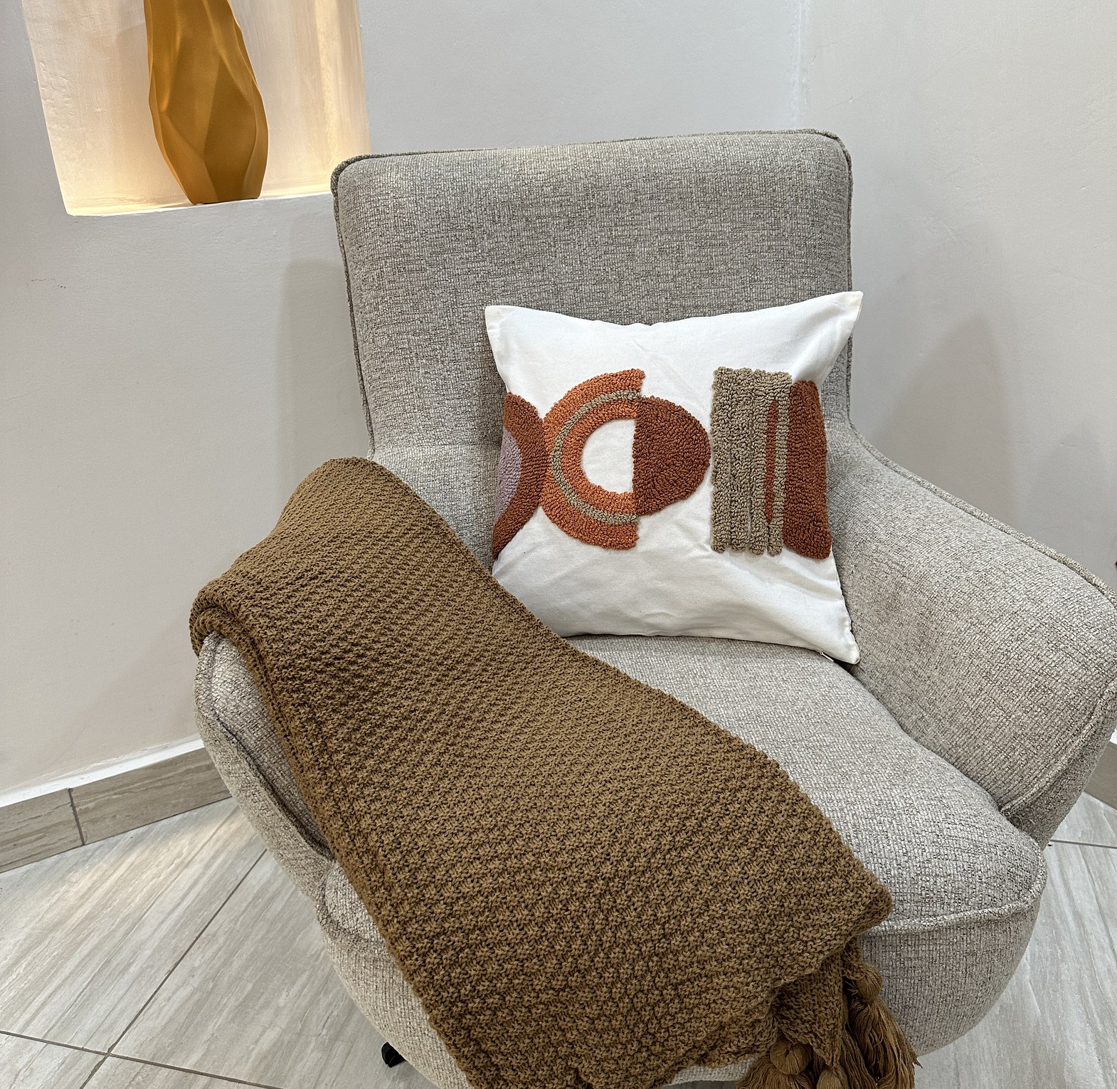 Throw blanket with with pom pom tassels image