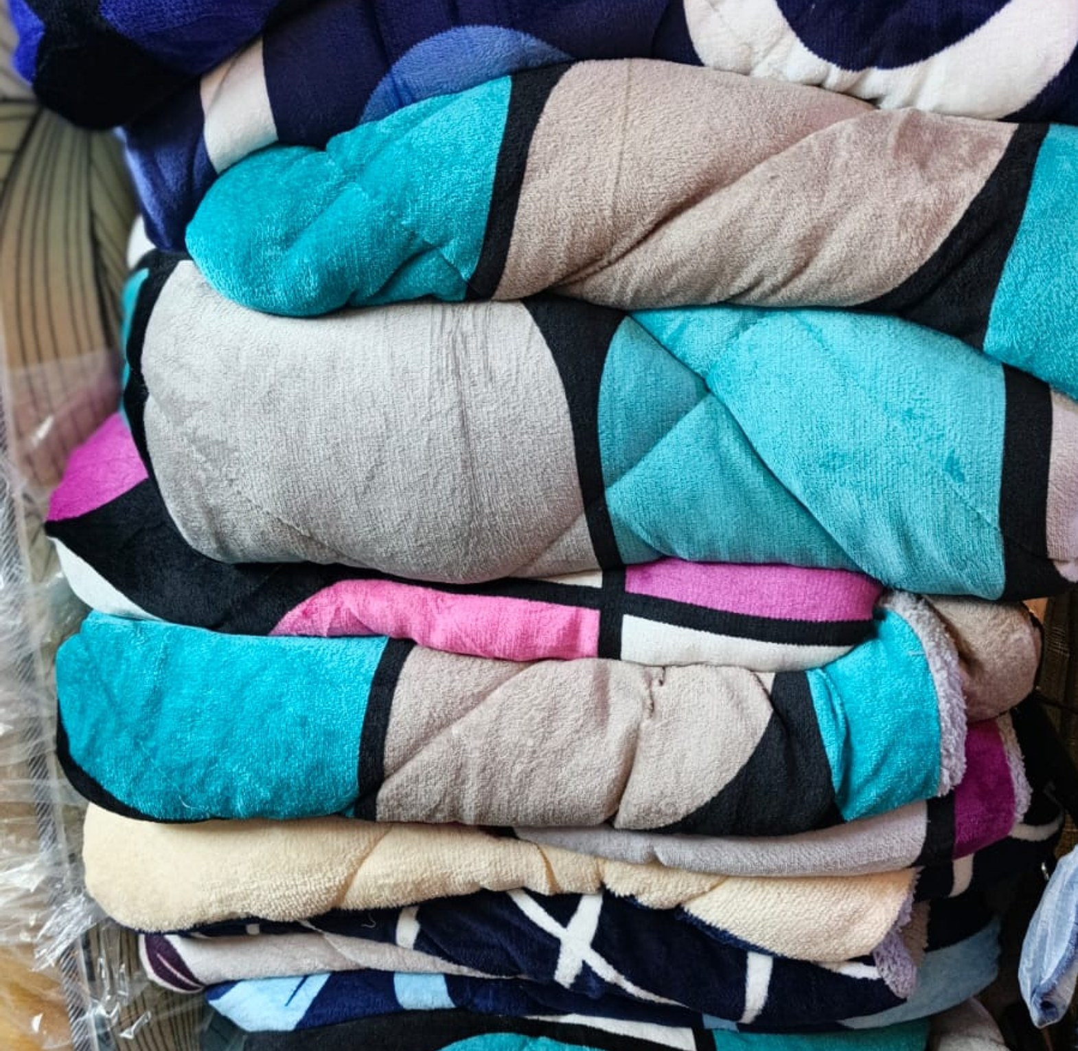 Duvet. Luxurious Comfy Warm Woolen Duvet Size: 5*6 Does not have a bedsheet or pillowcases image