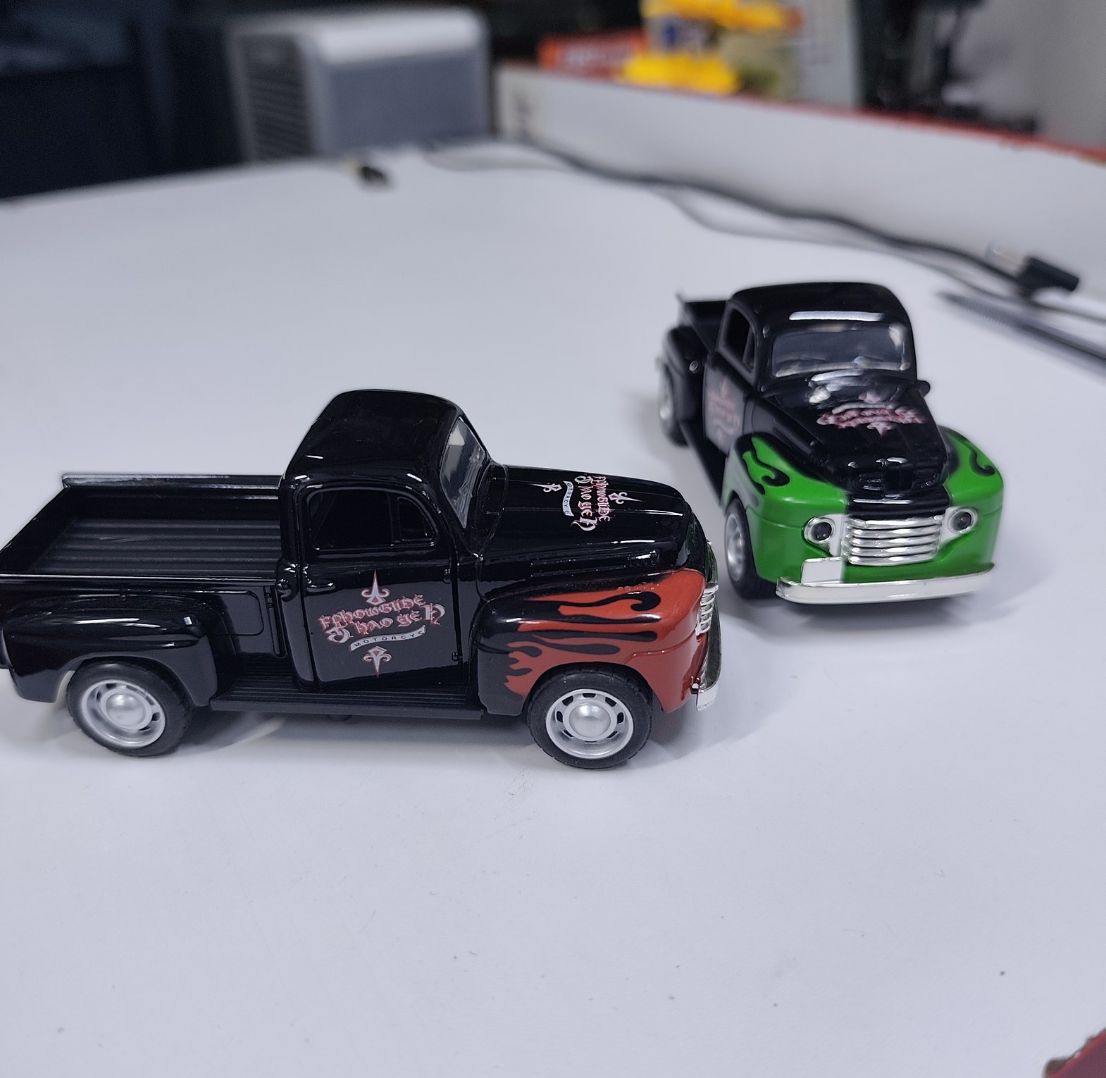 Vintage Die-cast Pickup Truck Toy with Flame Graphics Durable Metal Model Car for Kids and Collectors image